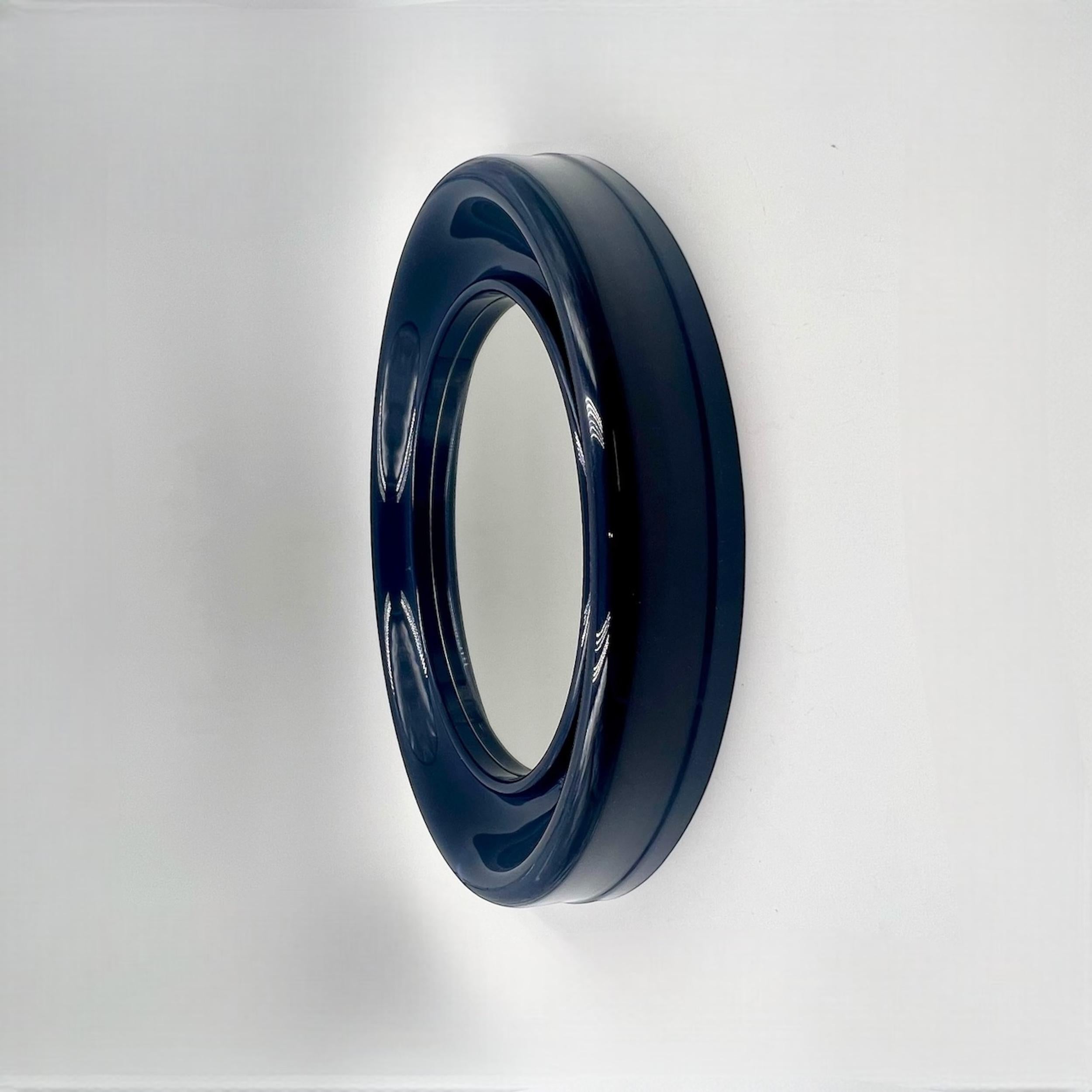 Fin du 20e siècle Miroir mural vintage avec cadre bleu en plastique audacieux, années 1960 en vente