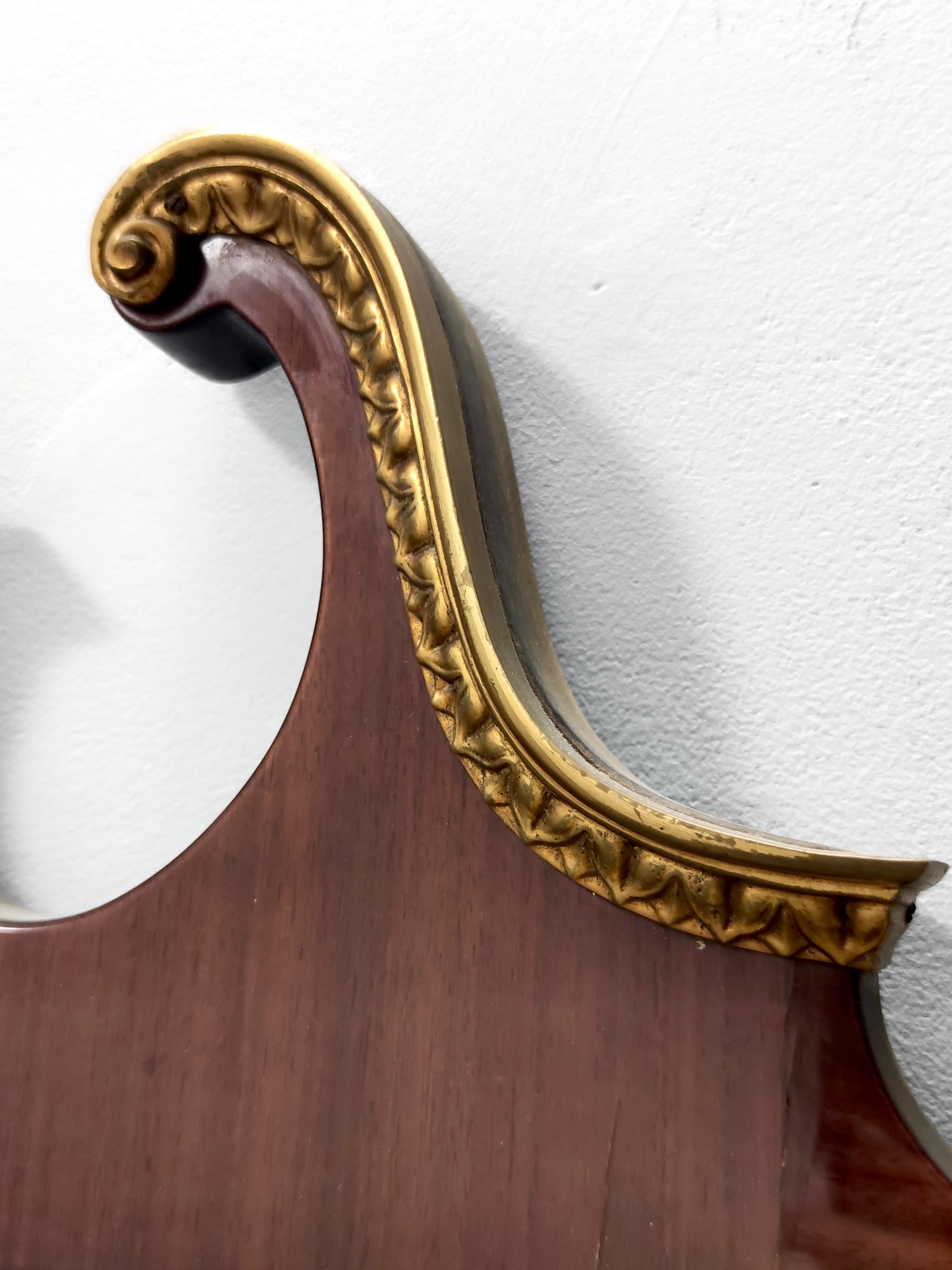 Laiton Miroir mural vintage avec cadre en hêtre ébénisé et détails en laiton moulé, Italie en vente