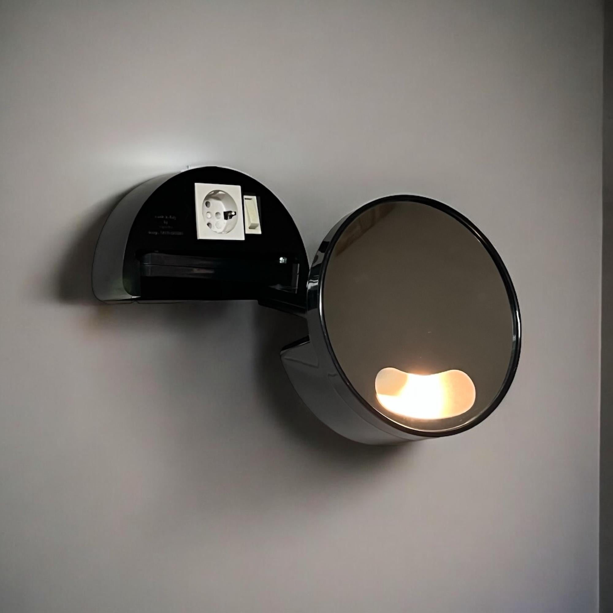 Specchio da parete vintage con luce di Makio Hasuike per Gedy, anni '70 4