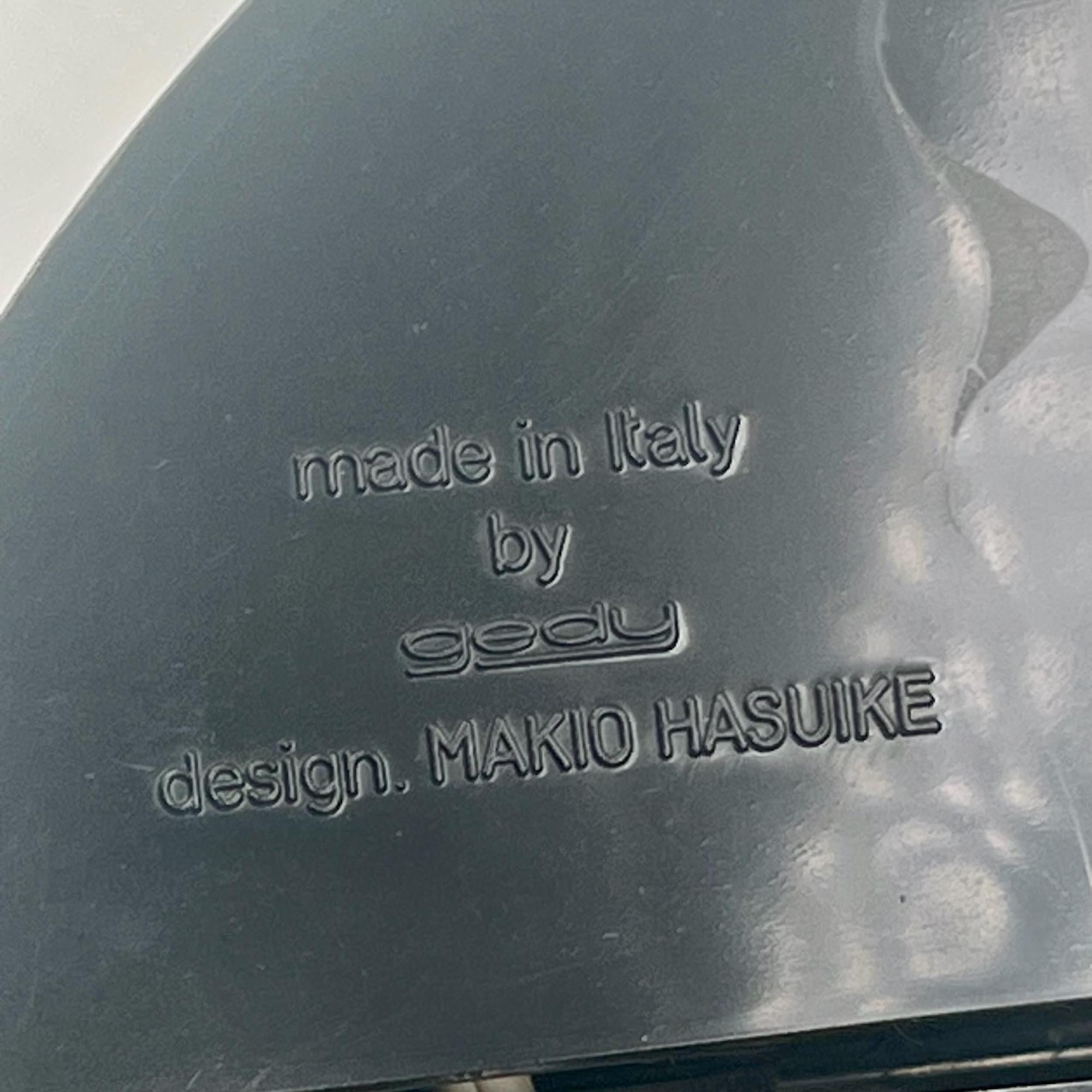 Questo specchio da parete degli anni '70, disegnato da Makio Hasuike per Gedy, rappresenta un segno distintivo dell'artigianato italiano. La finitura nera completa il suo design minimalista, garantendo la compatibilità con diversi stili di