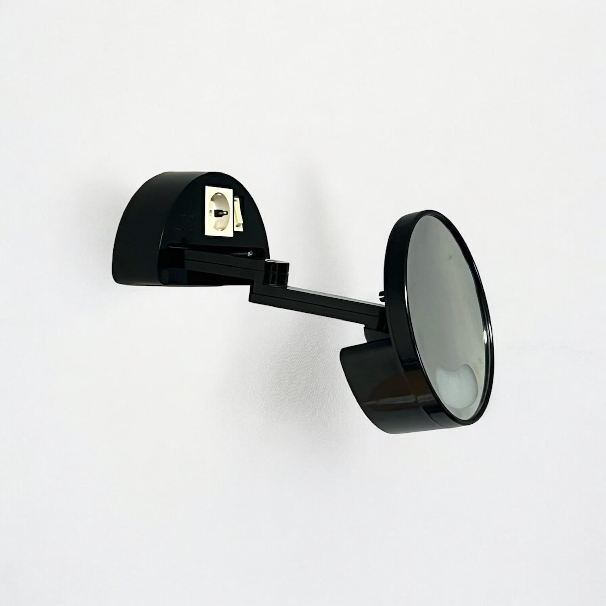 Fine XX secolo Specchio da parete vintage con luce di Makio Hasuike per Gedy, anni '70