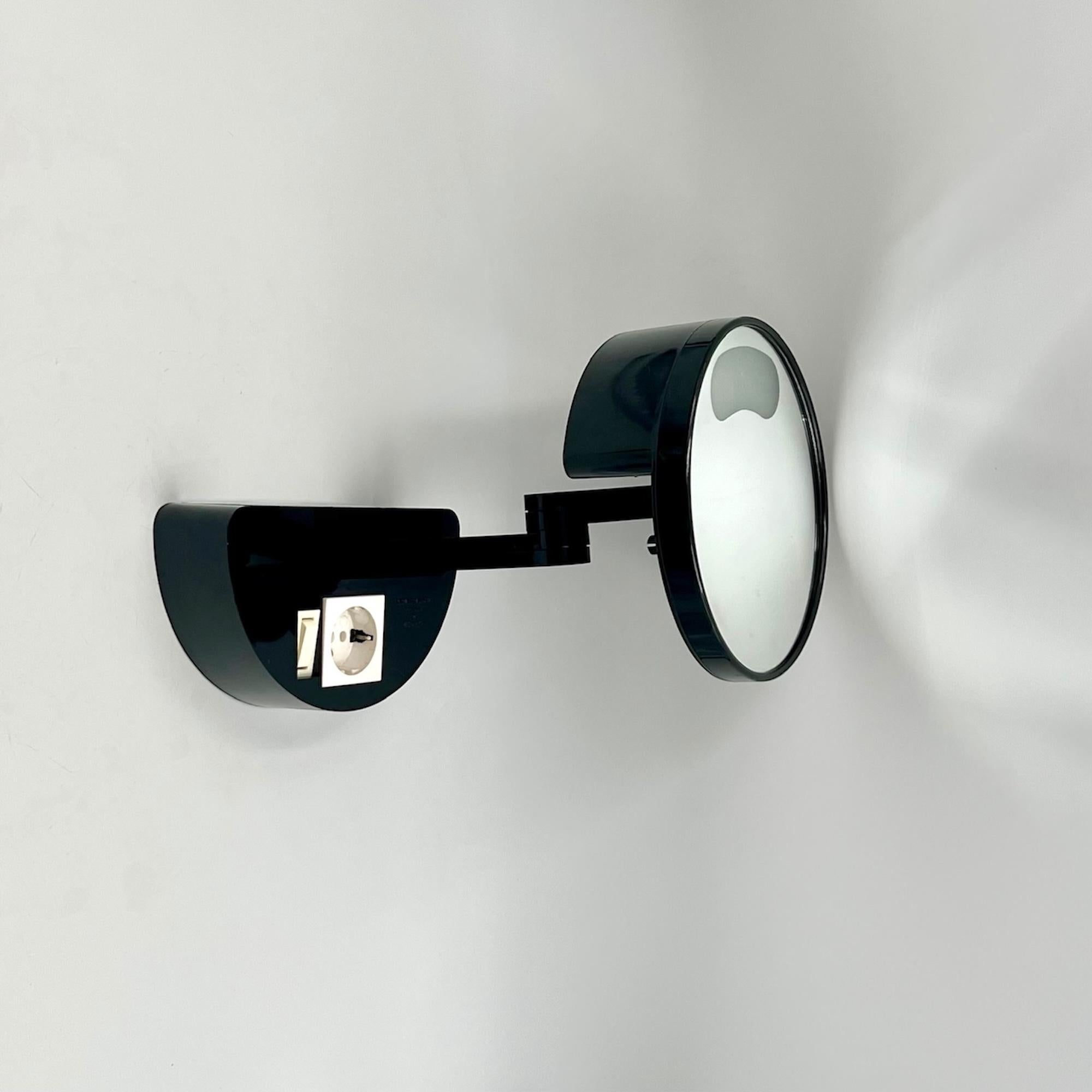 Specchio da parete vintage con luce di Makio Hasuike per Gedy, anni '70 2