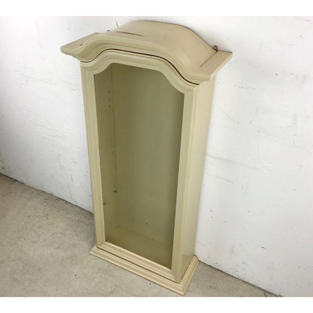 Diese einzigartige wandmontierte Vitrine oder Schattenbox verfügt über eine einzigartige gewölbte Glastür mit einem höhenverstellbaren Regalboden. Mit einer Höhe von 42 Zoll ist dieser wandmontierte Schrank ein einzigartiger Akzent oder das