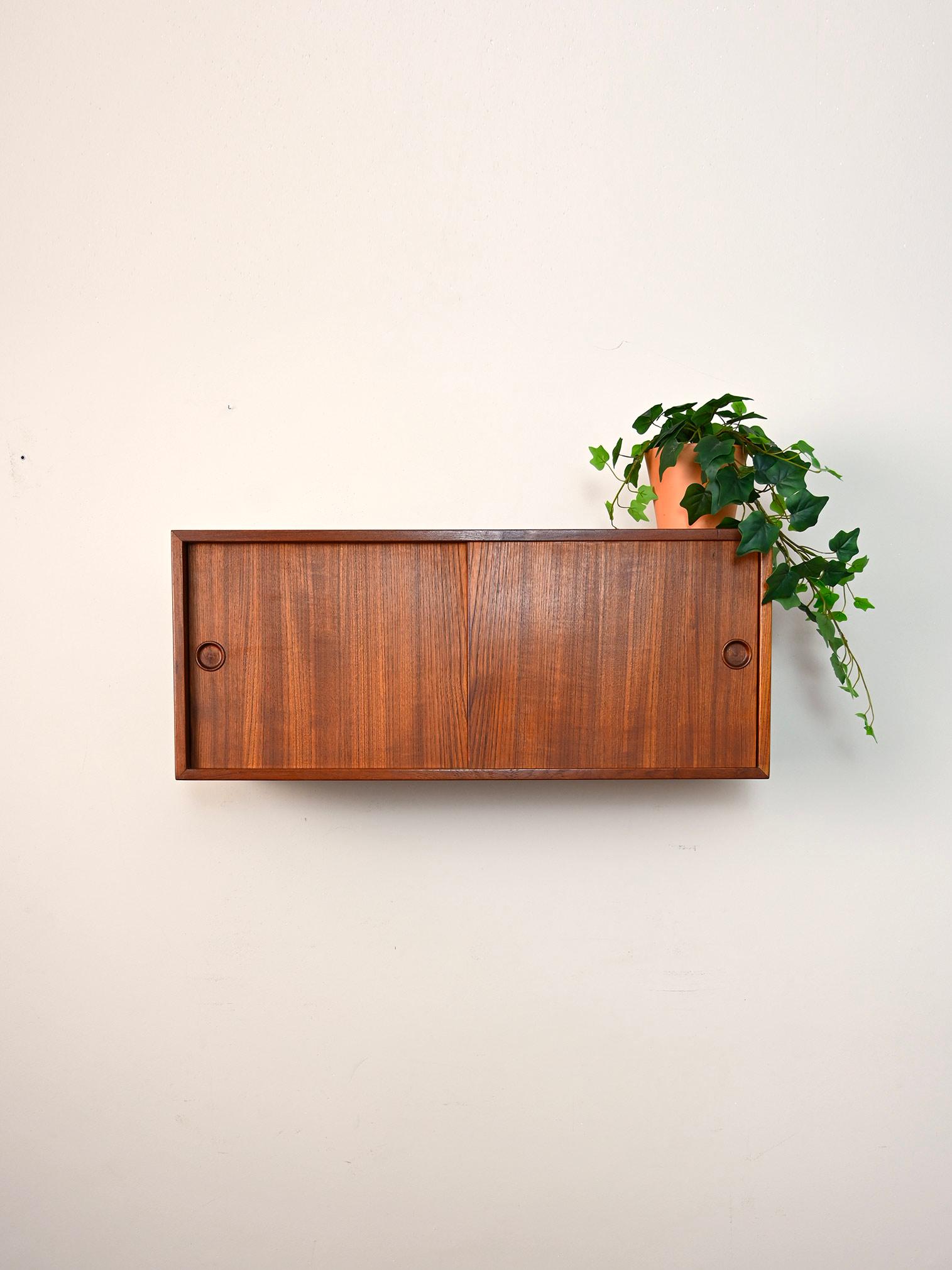 Scandinavian teak cabinet from the 1960s.

This Nordic piece of furniture thanks to its small size is ideal for the entrance hall or bathroom.
Consisting of a storage compartment with sliding doors, it will know how to make the room original.

Good