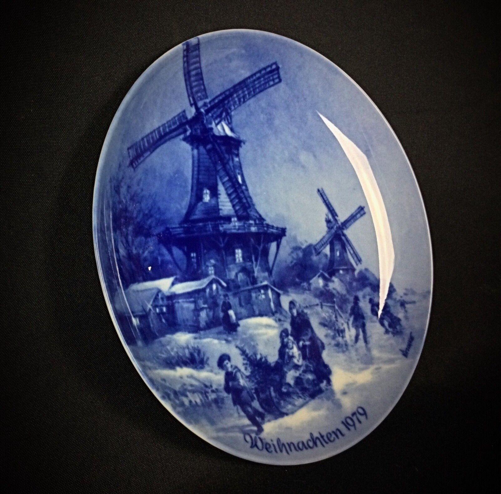 Cette charmante plaque décorative murale vintage capture la chaleur et la tradition de la veille de Noël dans le village pittoresque de Greetsiel, en Allemagne. Émise en 1979 dans le cadre d'une édition limitée, cette assiette en porcelaine est un