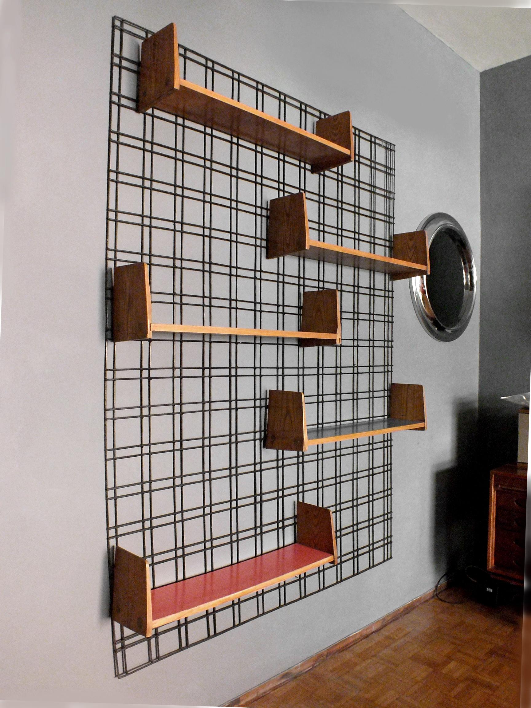 Gio Ponti design in years ’50 wall mounted bookcase by PFR studio (ponti fornaroli rosselli)

 
 wall-mounted grid in iron lacquered black features five independently adjustable shelves in solid walnut wood with application in 