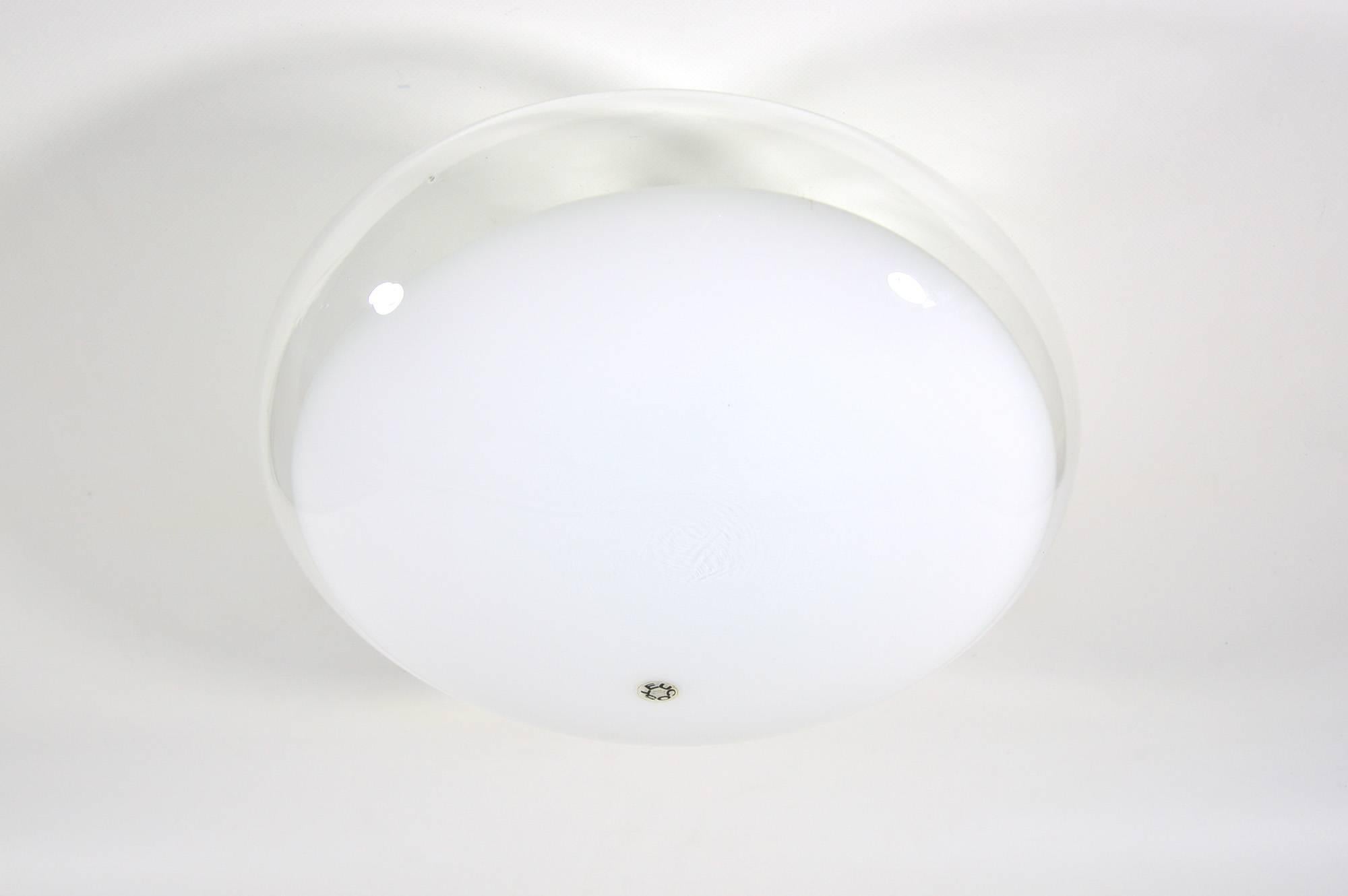 This Murano glass lamp, designed by Roberto Pamio for Leucos in 1962 can be used as a wall or ceiling lamp.
Made of transparent and opaline white blown glass, it has one bulb with E27 screw socket.
In very good condition and labeled.