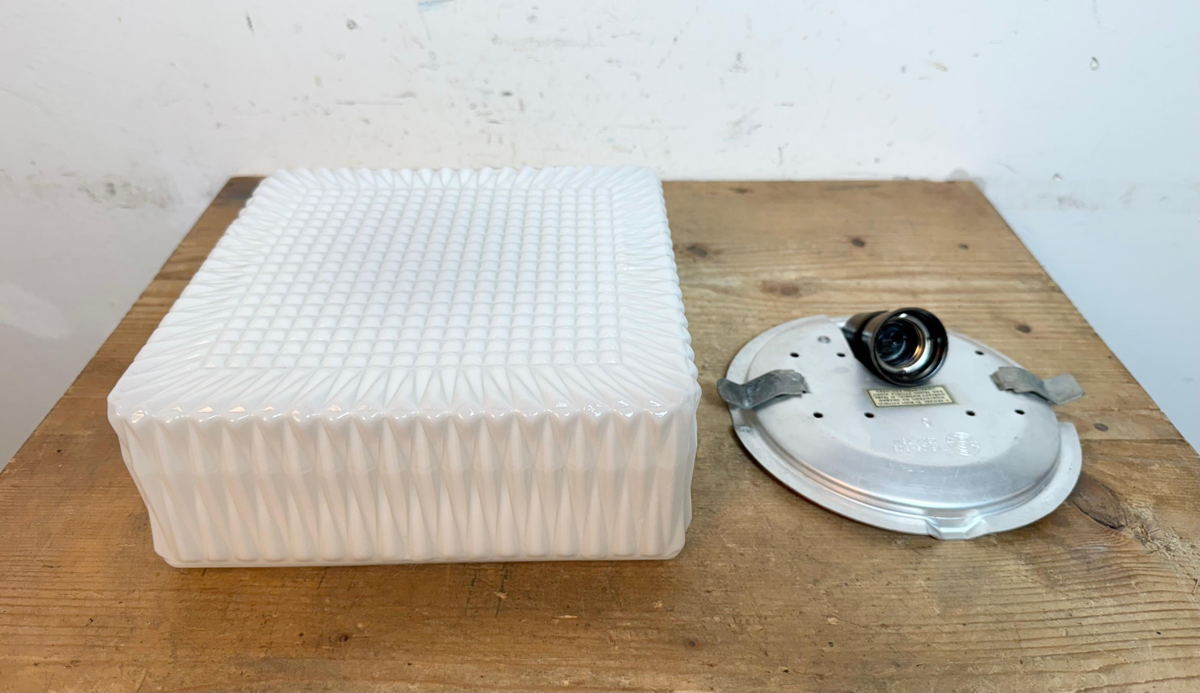 Lámpara vintage de pared o techo con cristal de leche, años 70 en venta 3
