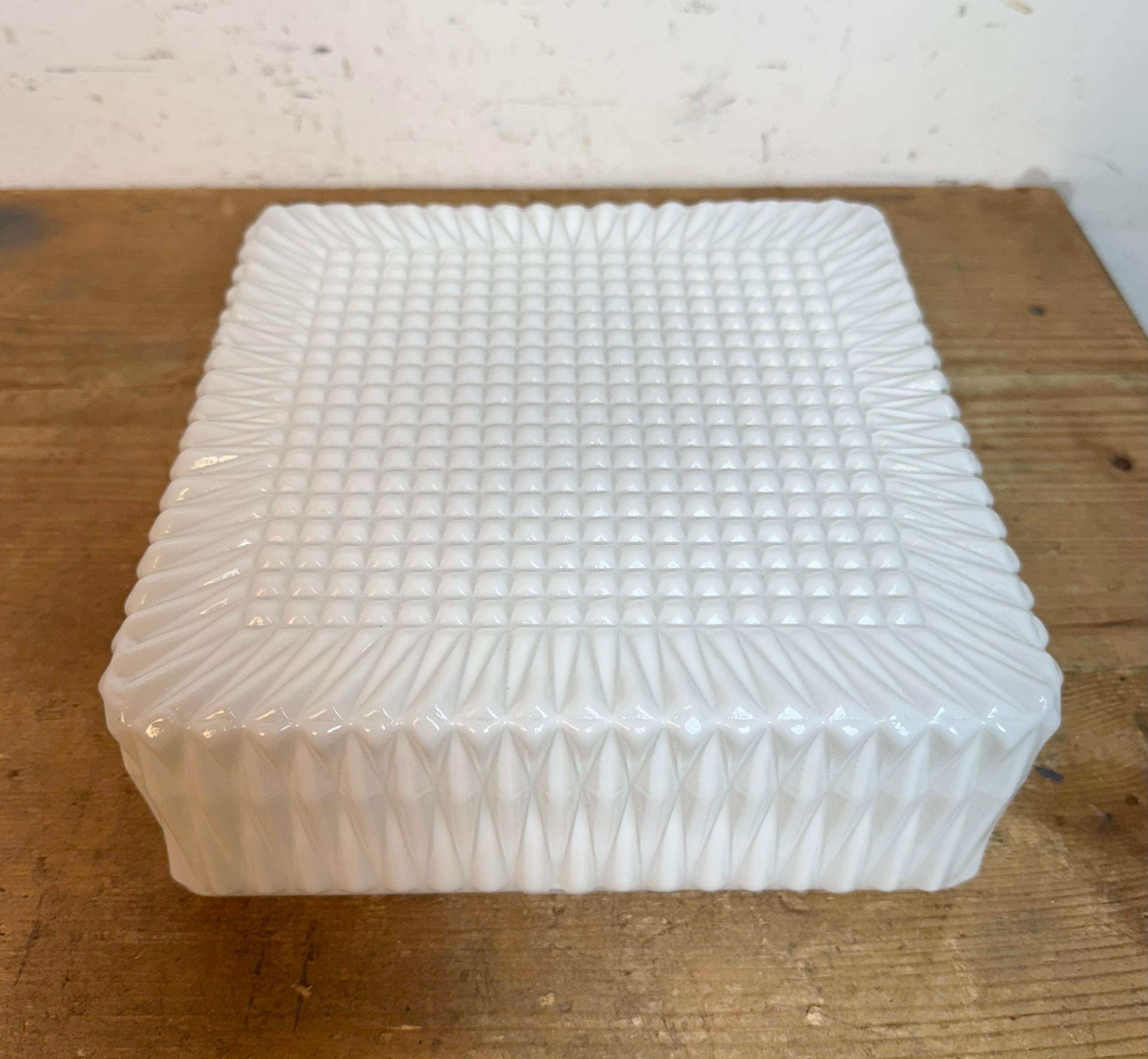 Lámpara vintage de pared o techo con cristal de leche, años 70 en venta 4