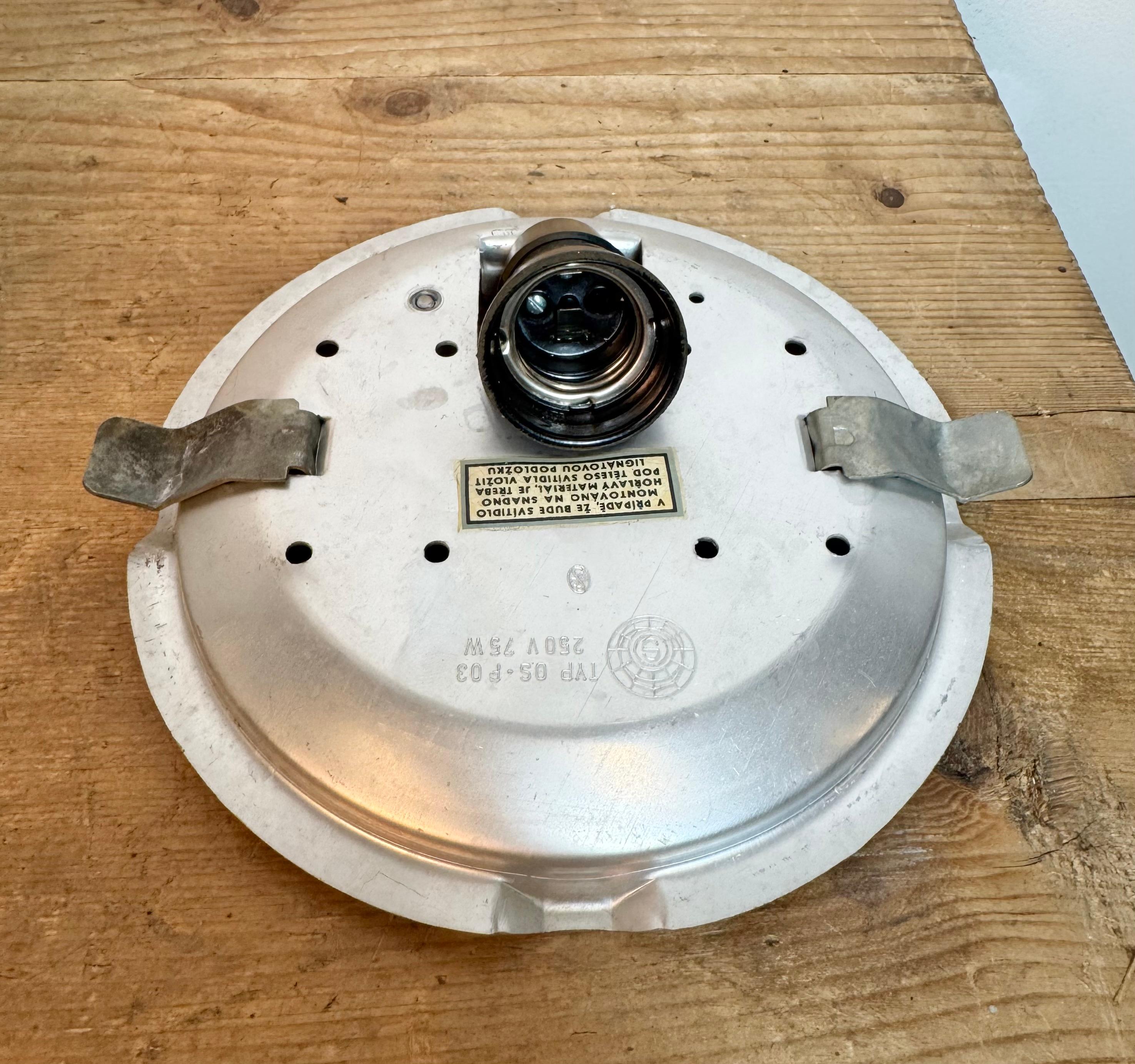Lámpara vintage de pared o techo con cristal de leche, años 70 en venta 5