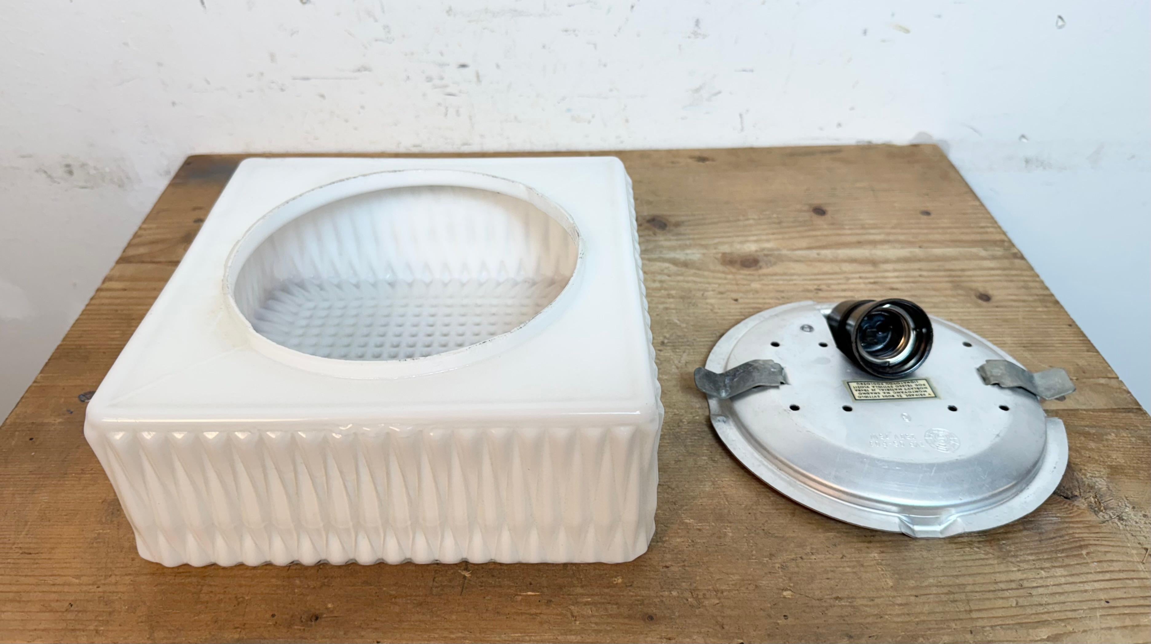 Lámpara vintage de pared o techo con cristal de leche, años 70 en venta 6