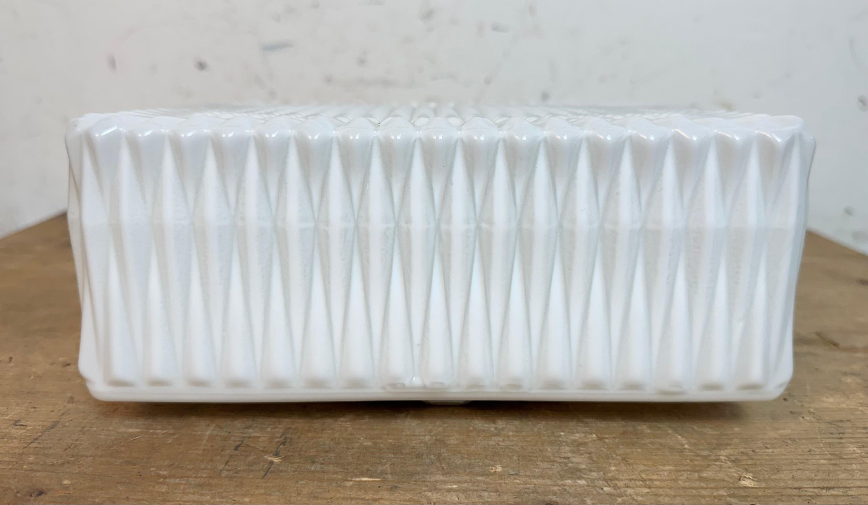 Lámpara vintage de pared o techo con cristal de leche, años 70 Industrial en venta