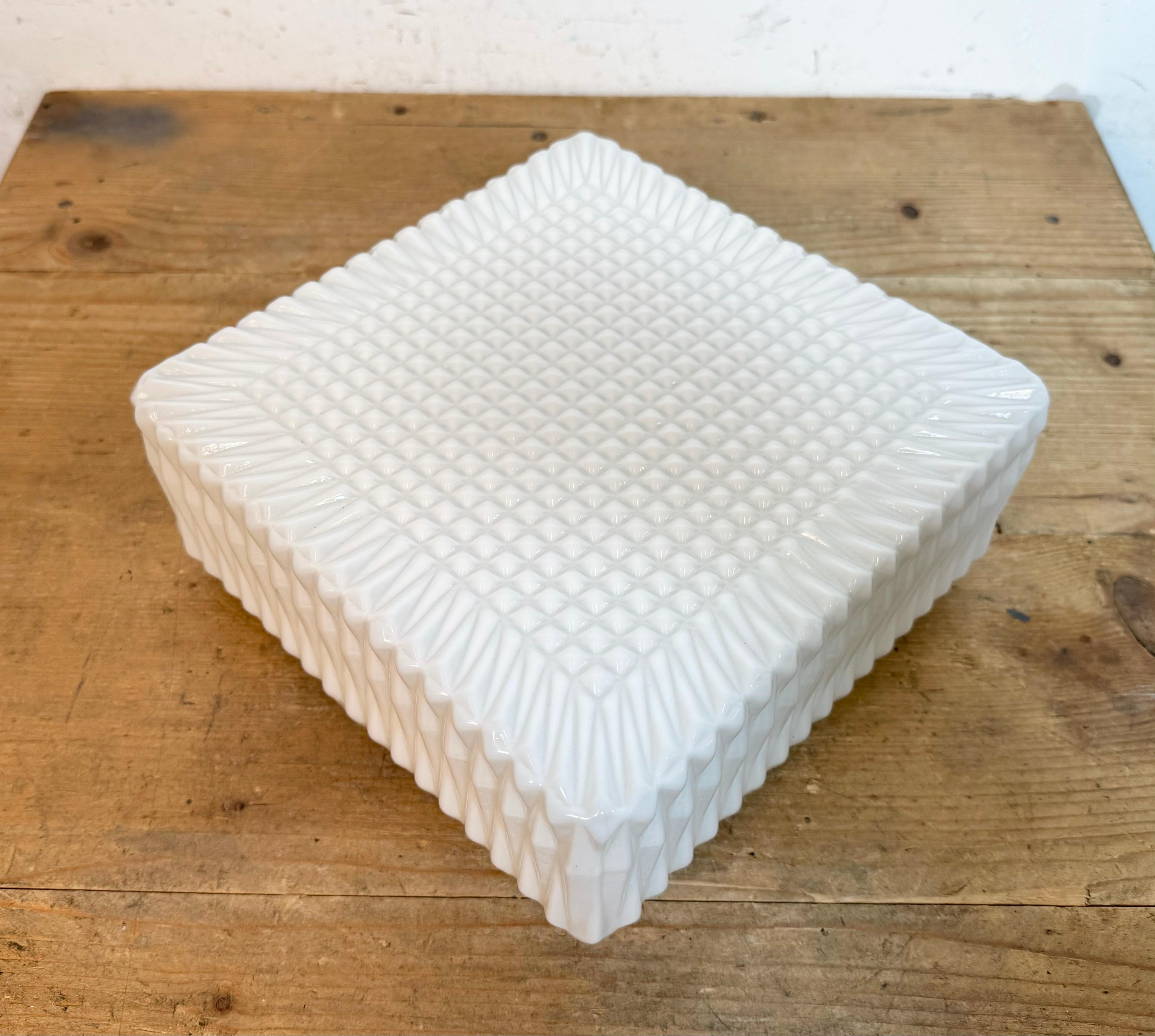 Lámpara vintage de pared o techo con cristal de leche, años 70 Checo en venta