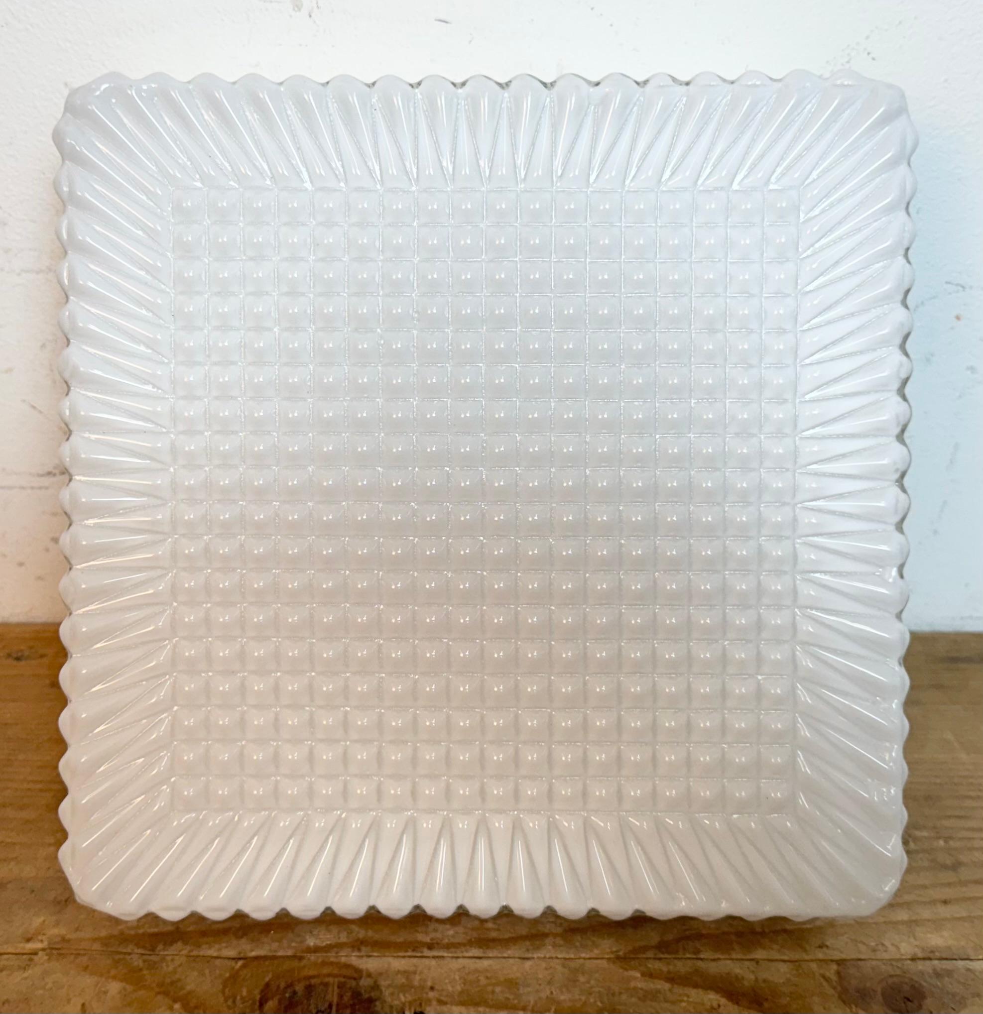 Lámpara vintage de pared o techo con cristal de leche, años 70 en Bueno estado para la venta en Kojetice, CZ
