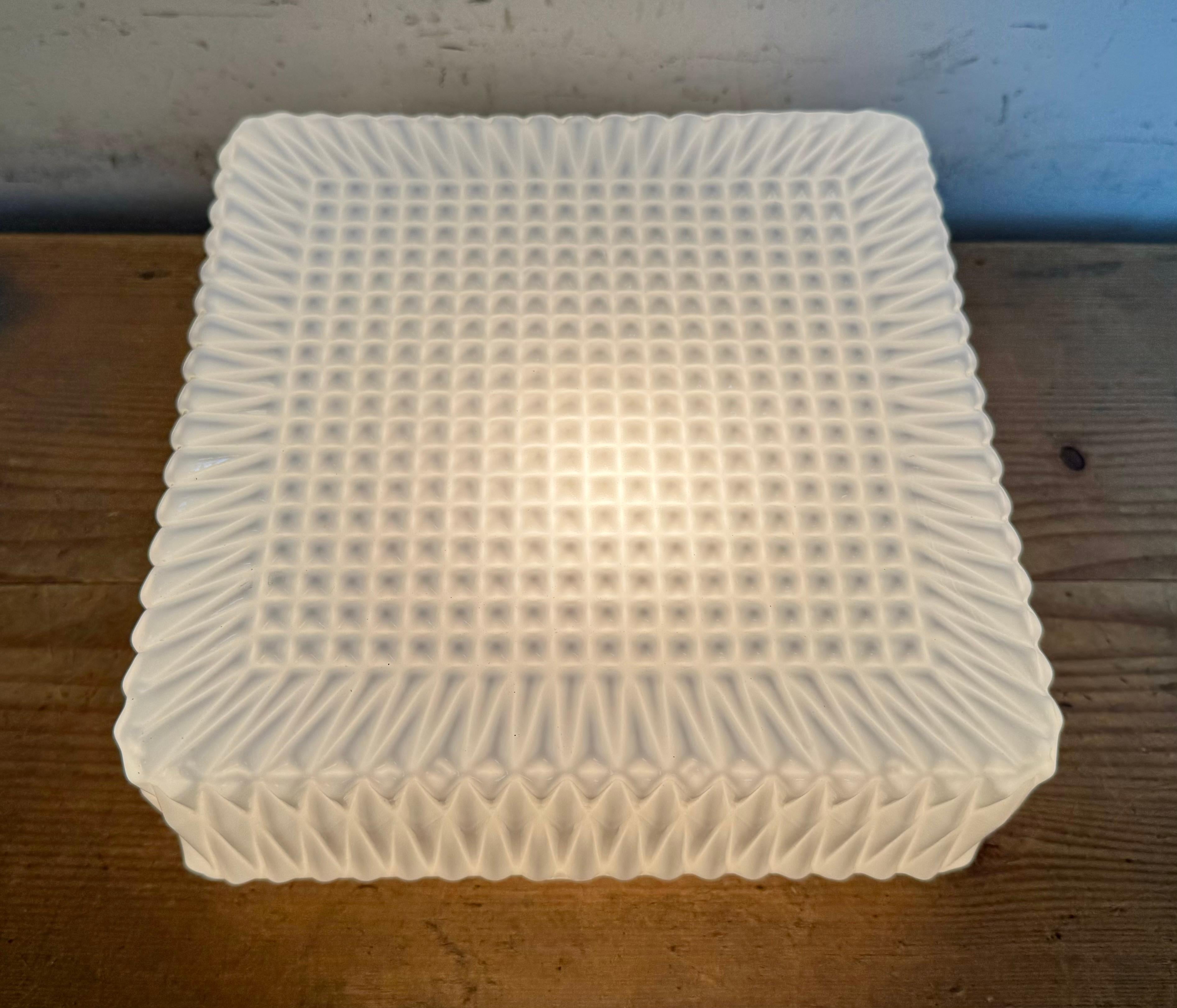 Lámpara vintage de pared o techo con cristal de leche, años 70 Metal en venta