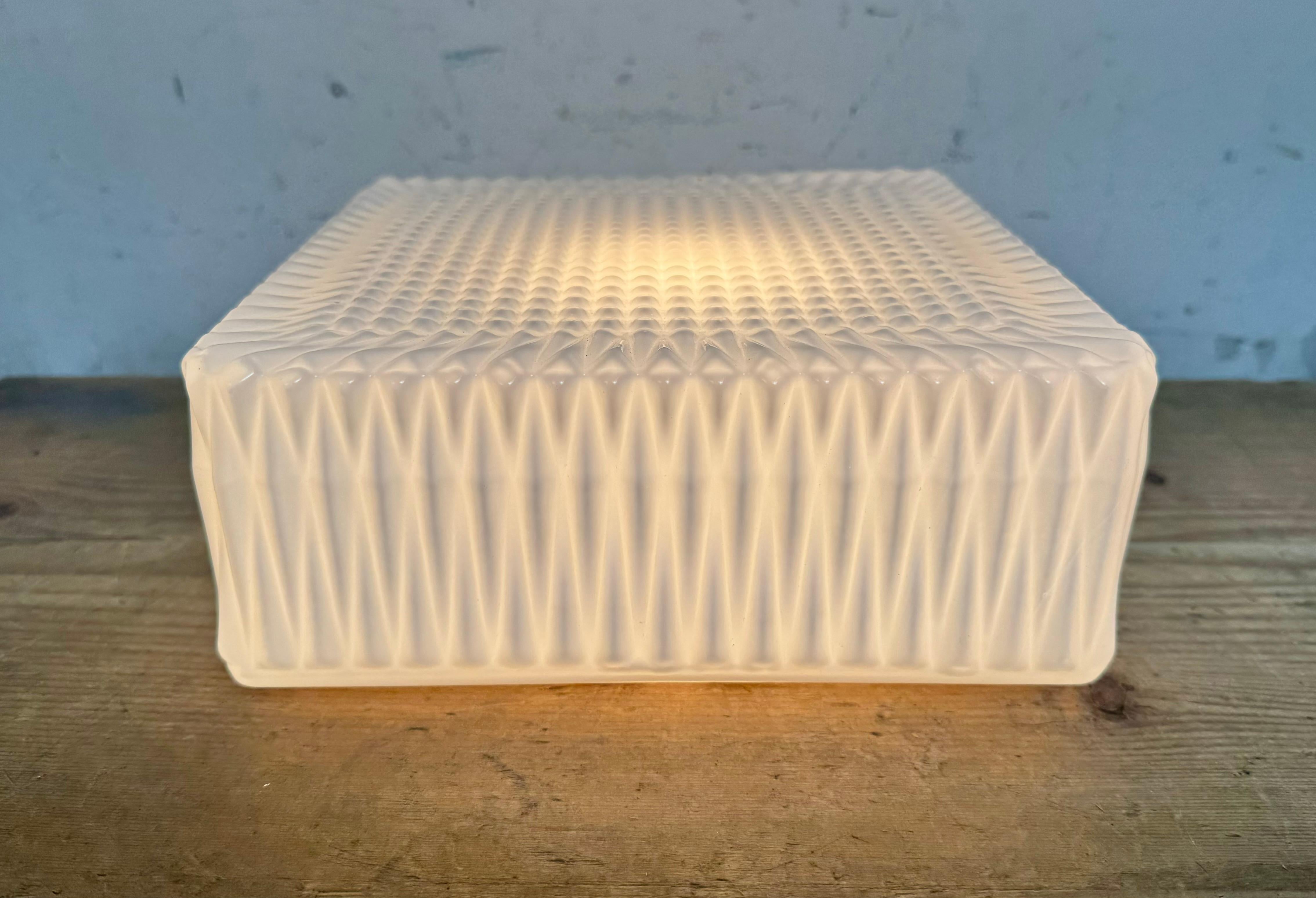 Lámpara vintage de pared o techo con cristal de leche, años 70 en venta 1