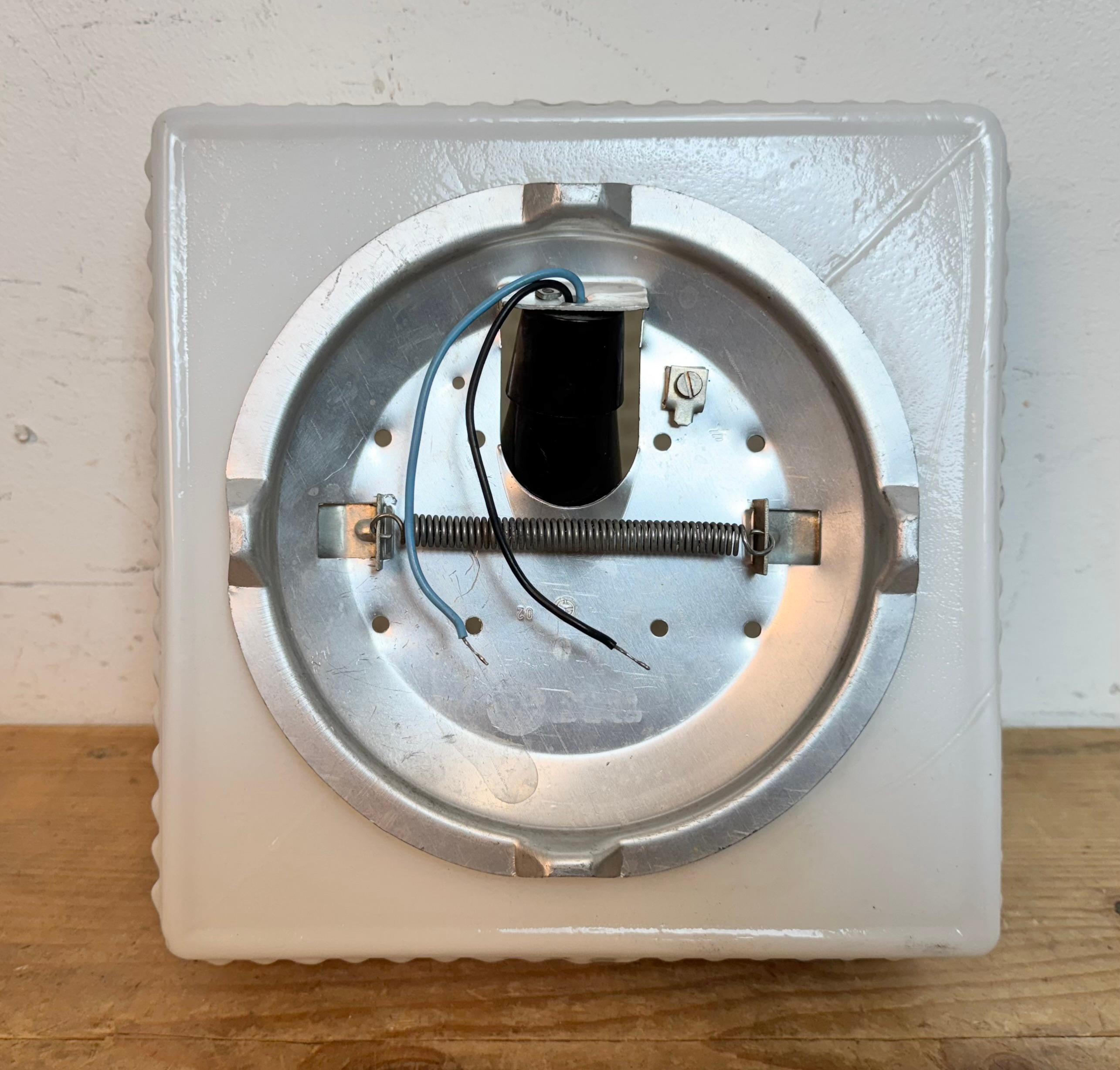 Lámpara vintage de pared o techo con cristal de leche, años 70 en venta 2
