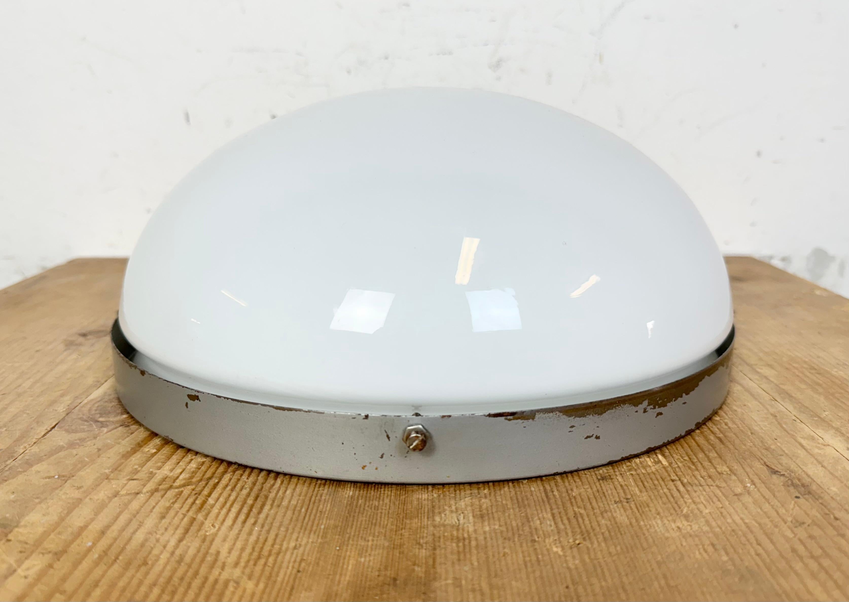 Lampada da parete o soffitto vintage con vetro al latte di Napako, anni '60 in vendita 3