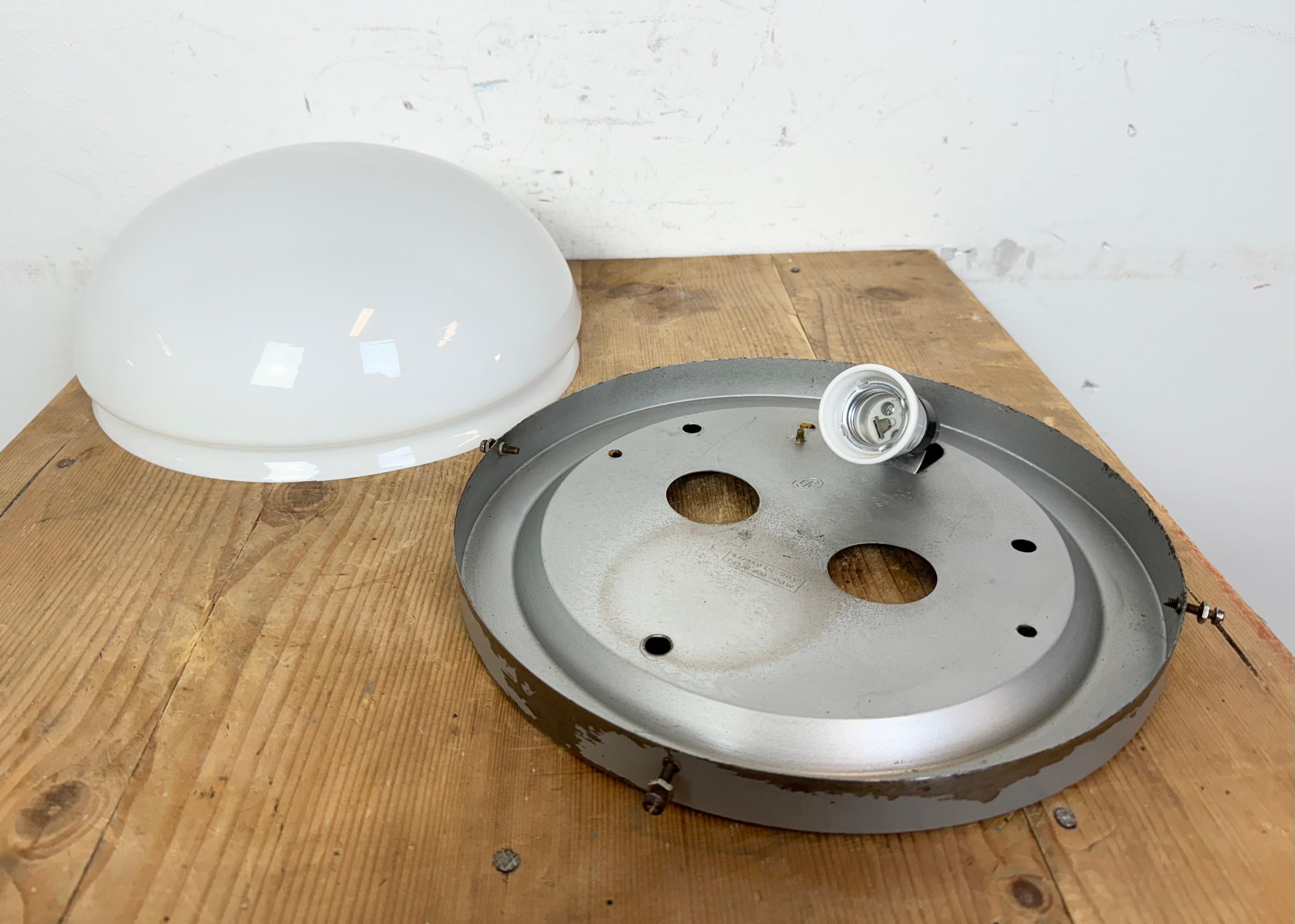 Lampada da parete o soffitto vintage con vetro al latte di Napako, anni '60 in vendita 7