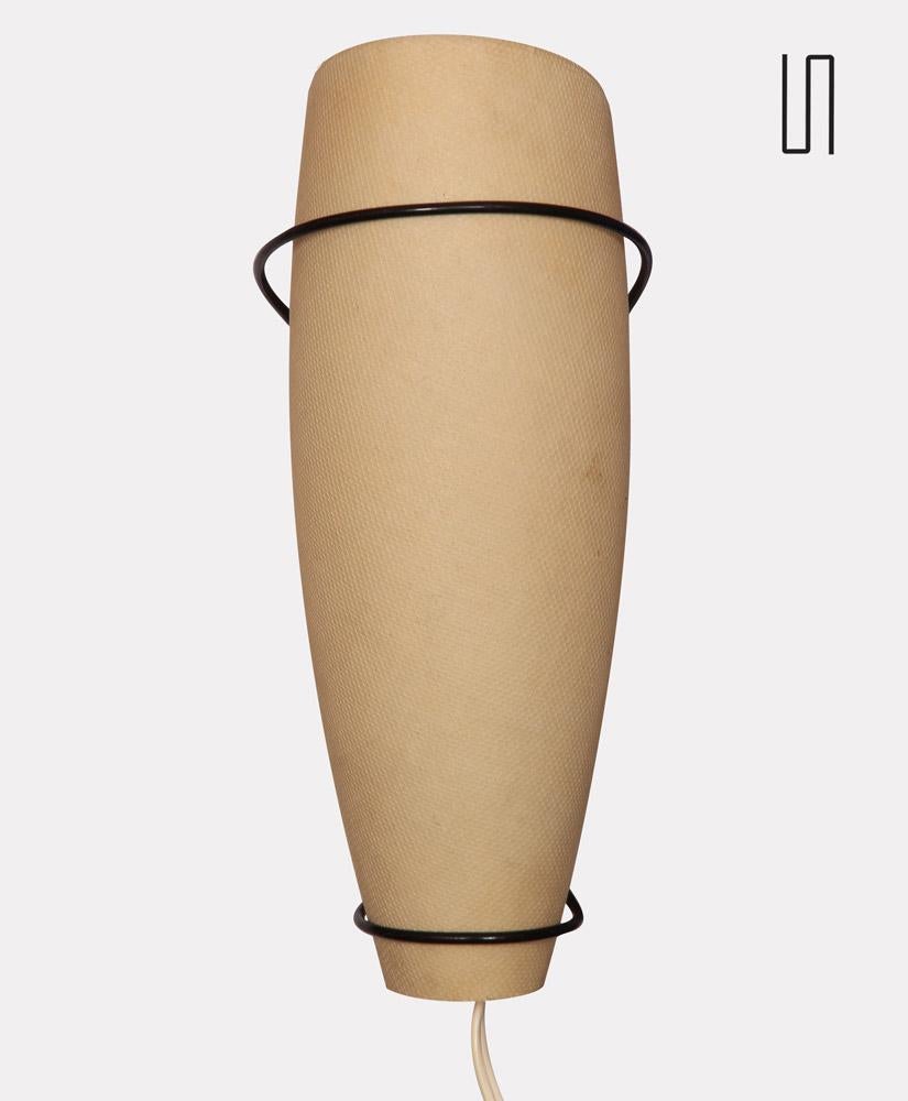 Vintage-Wandleuchte, herausgegeben vom tschechischen Hersteller Pokrok Zilina um 1960. Die Struktur ist aus schwarz lackiertem Metall. Der Lampenschirm ist aus Fiberglas. Diese Lampe ist in gutem Originalzustand. 