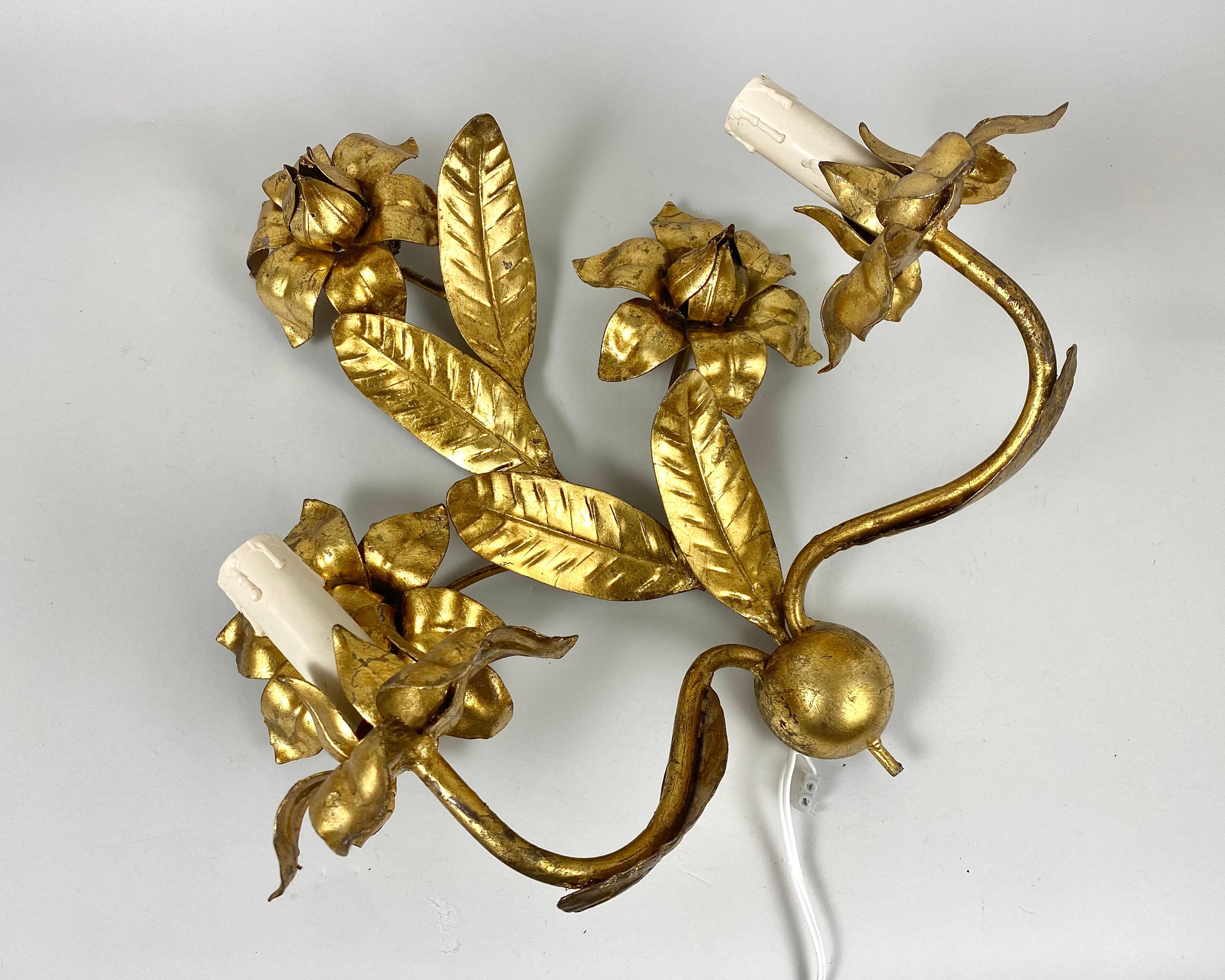 Vintage wall sconce for two light bulbs with an original base and beautiful decorative floral elements.

Beautiful Bronze Sconce from the 1960s.

Manufactured in Italy.

Refined sconces in flattering flowers and leaf design, it graces the wall in