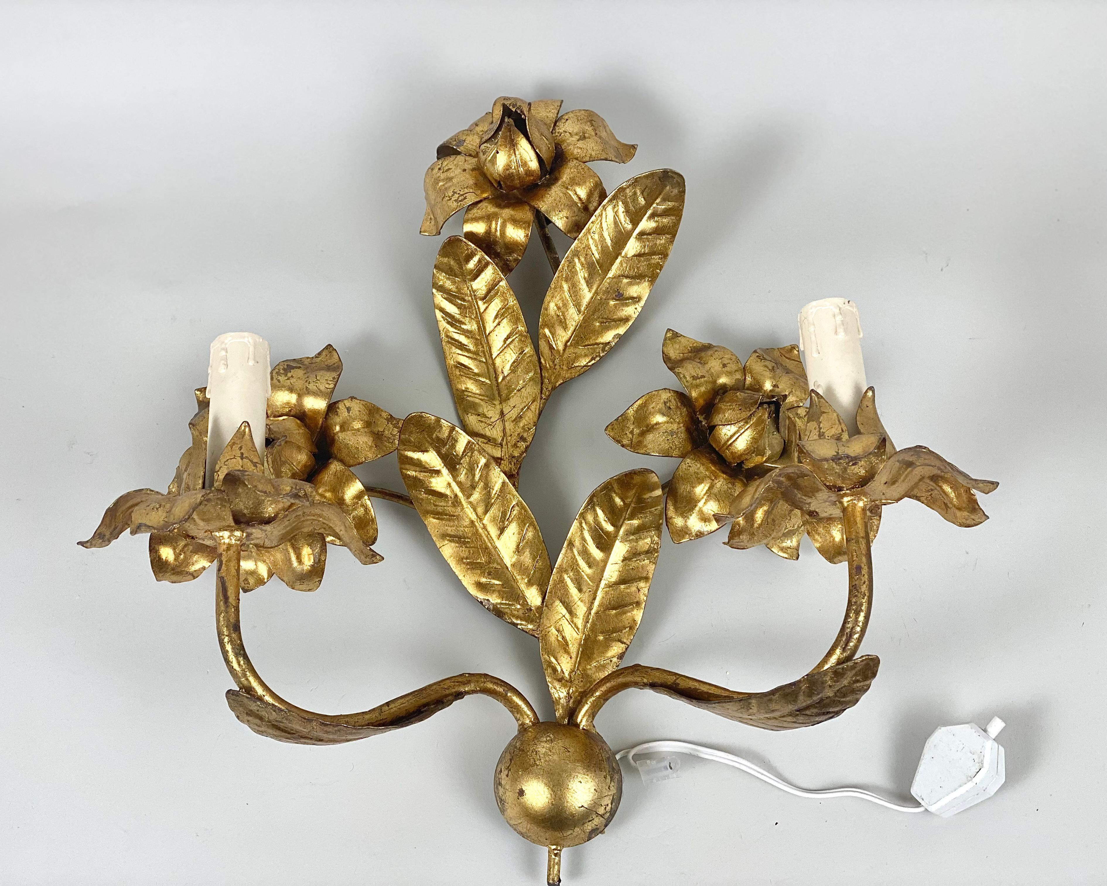 Mid-Century Modern Vintage Wall Sconce in Gilt Metal Italian Florentine Lighting With Iron Leaves For Sale