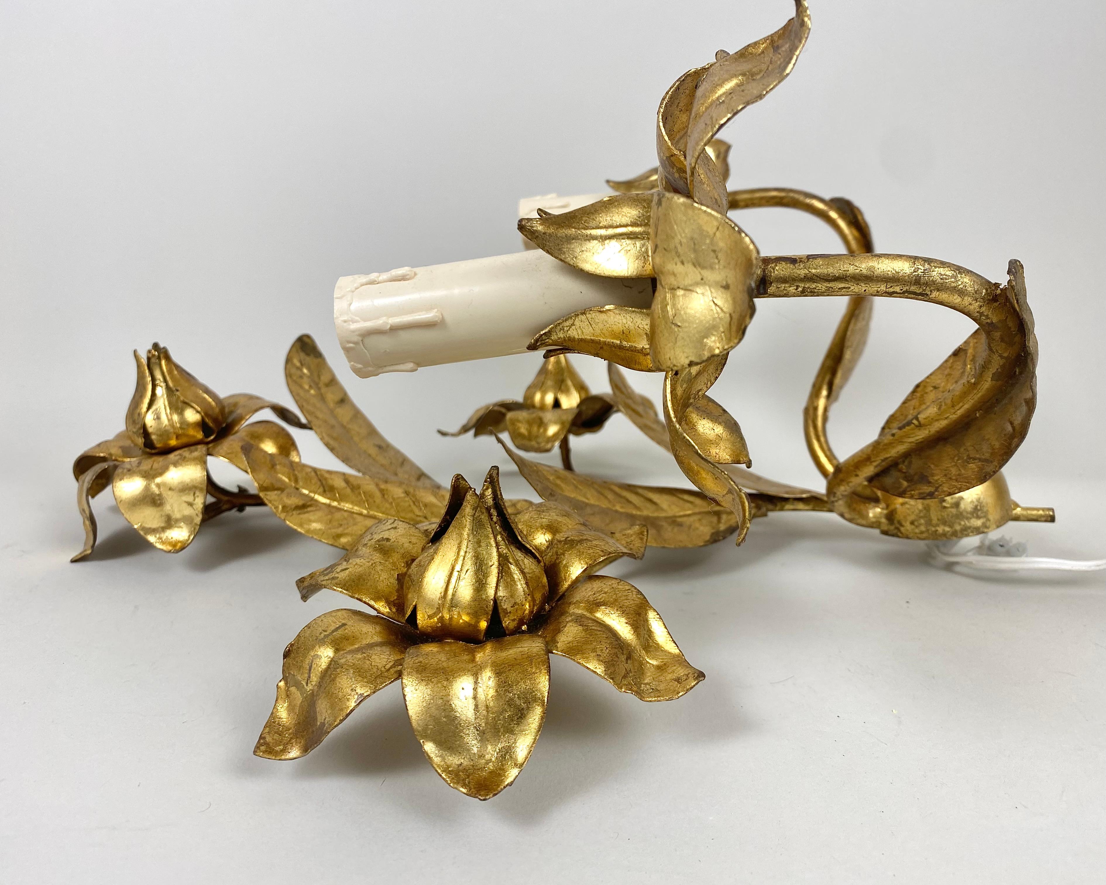 Mid-20th Century Vintage Wall Sconce in Gilt Metal Italian Florentine Lighting With Iron Leaves For Sale