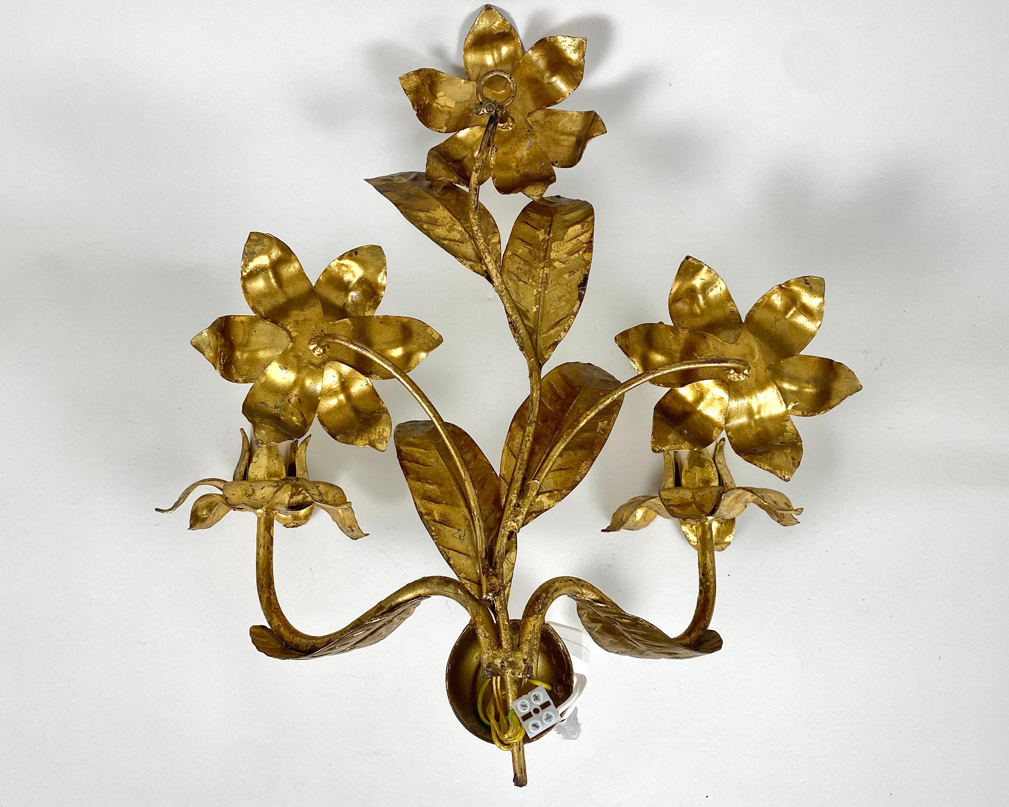 Vintage Wall Sconce in Gilt Metal Italian Florentine Lighting With Iron Leaves For Sale 2
