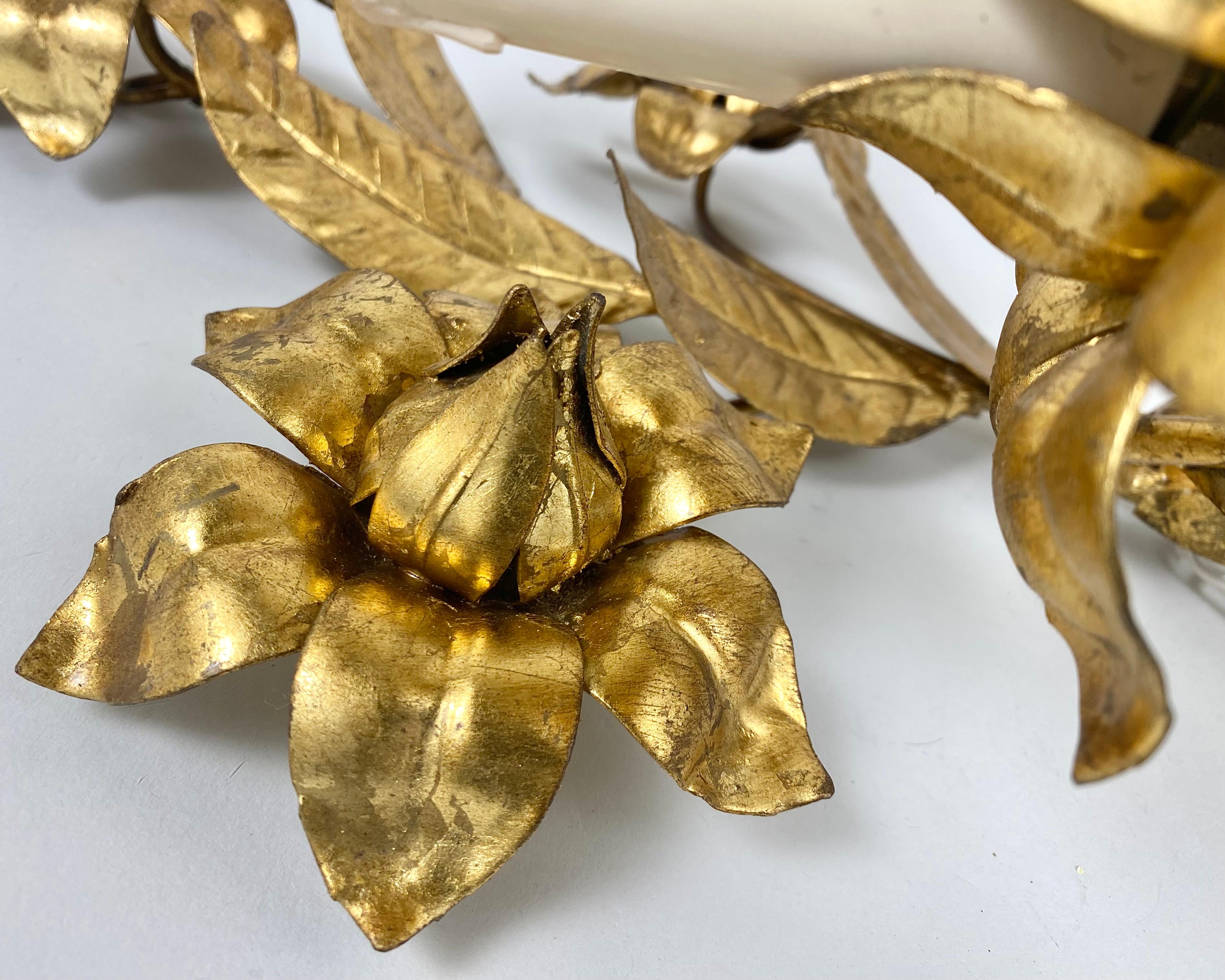 Vintage Wall Sconce in Gilt Metal Italian Florentine Lighting With Iron Leaves For Sale 3