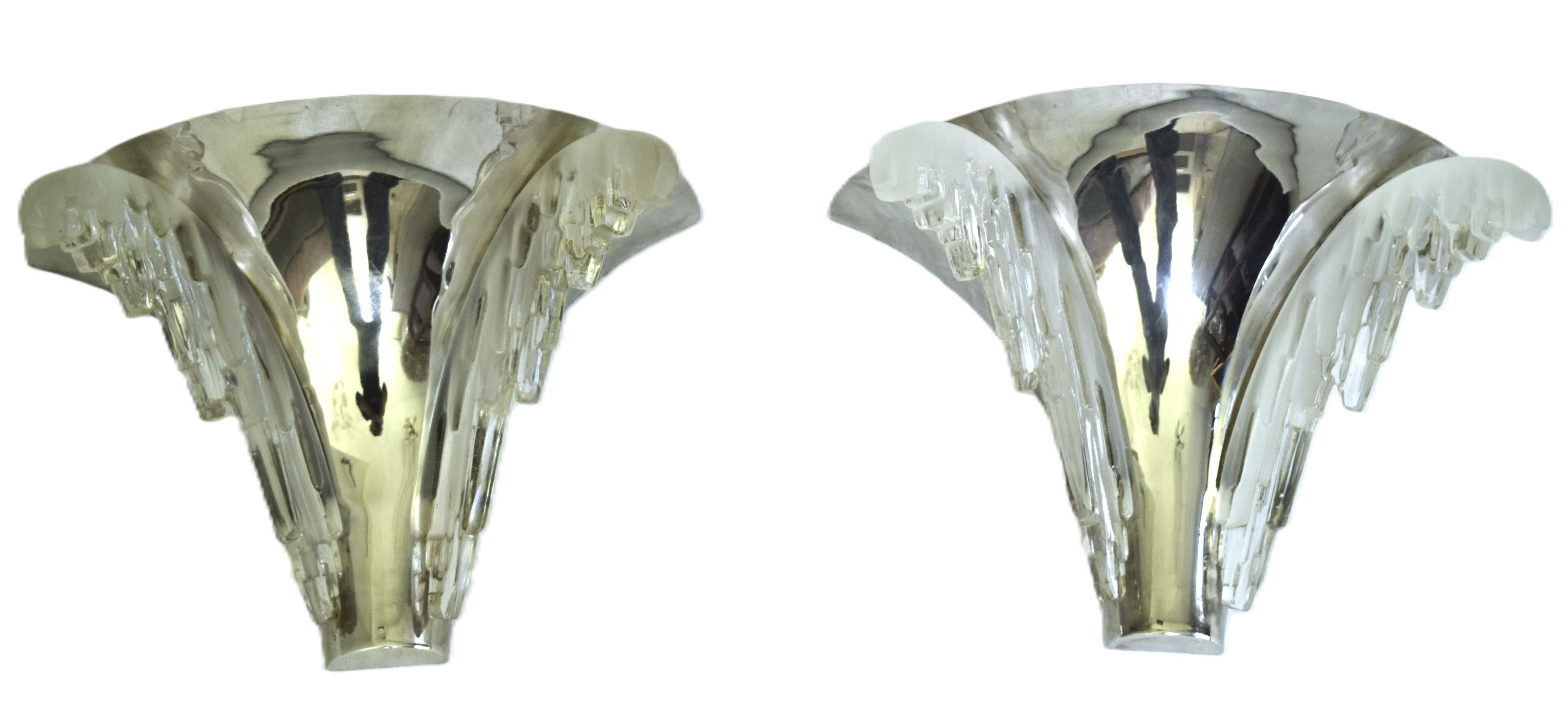 Ein schönes Paar Art Deco Wandleuchten von Henri Petitot in gutem Zustand. Die Leuchten im modernistischen Stil sind aus mattiertem Glas mit verchromten Messingbeschlägen gefertigt
