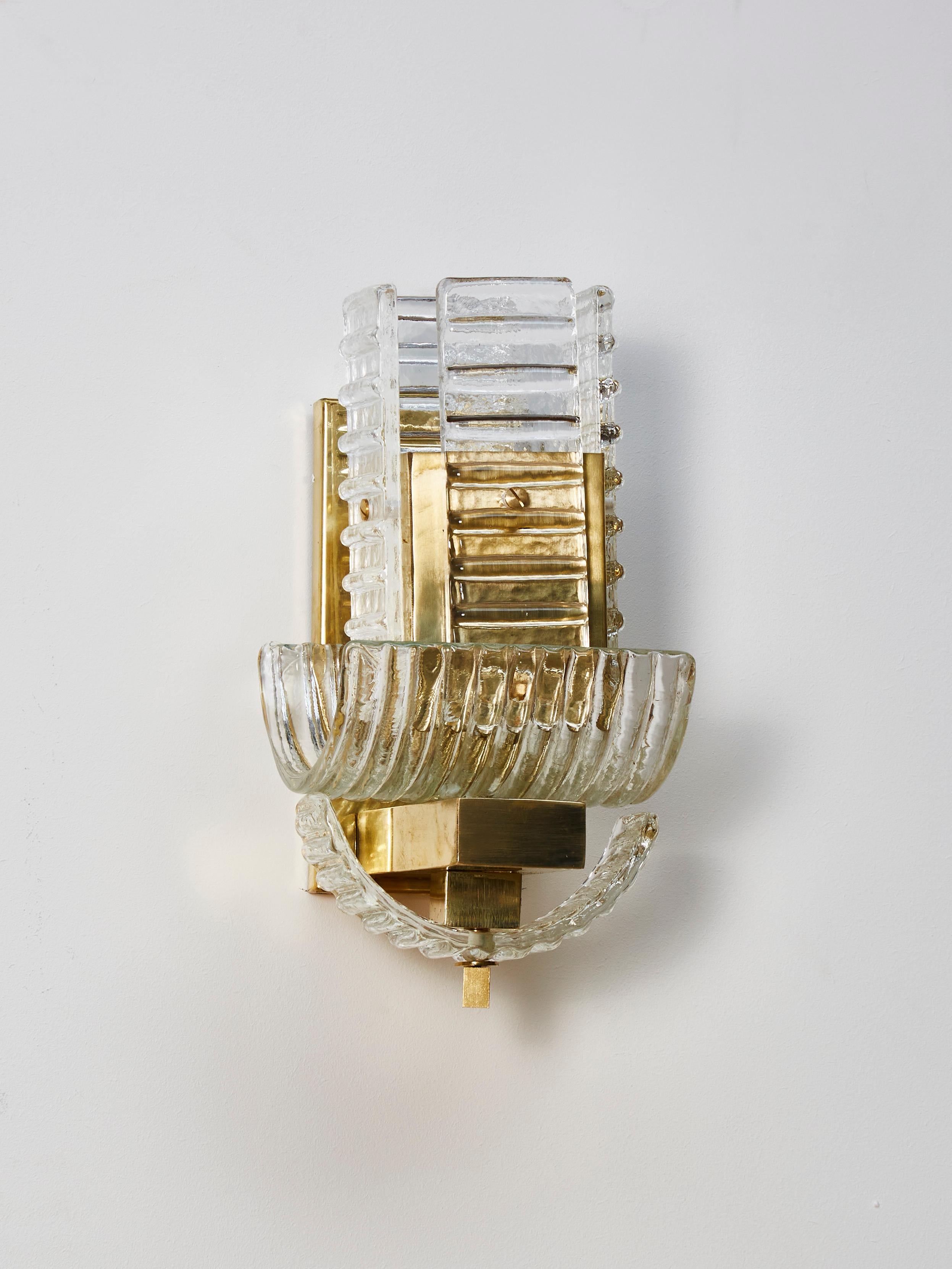 Midcentury style wall sconces in Murano glass on a brass structure. 1-light bulb each. Entirely restored,
Italy, 1970s.