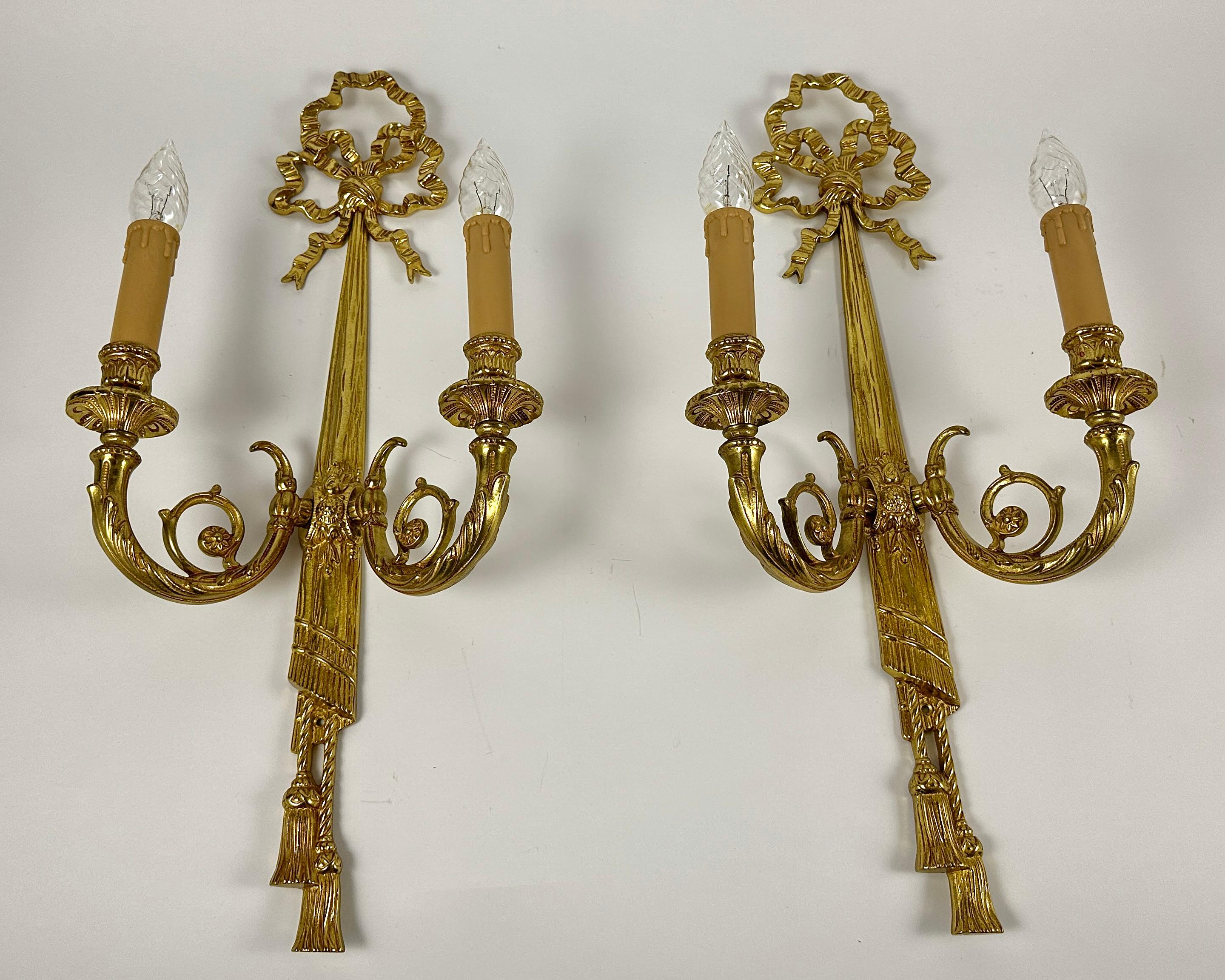 Apliques de pared pareados vintage en precioso bronce de Massive, fabricante belga.

Conjunto de lámparas de pared de estilo Luis XVI con 2 cuernos en cada una.

¡Muy noble y sensual! Estas lámparas de pared complementarán eficazmente el interior y