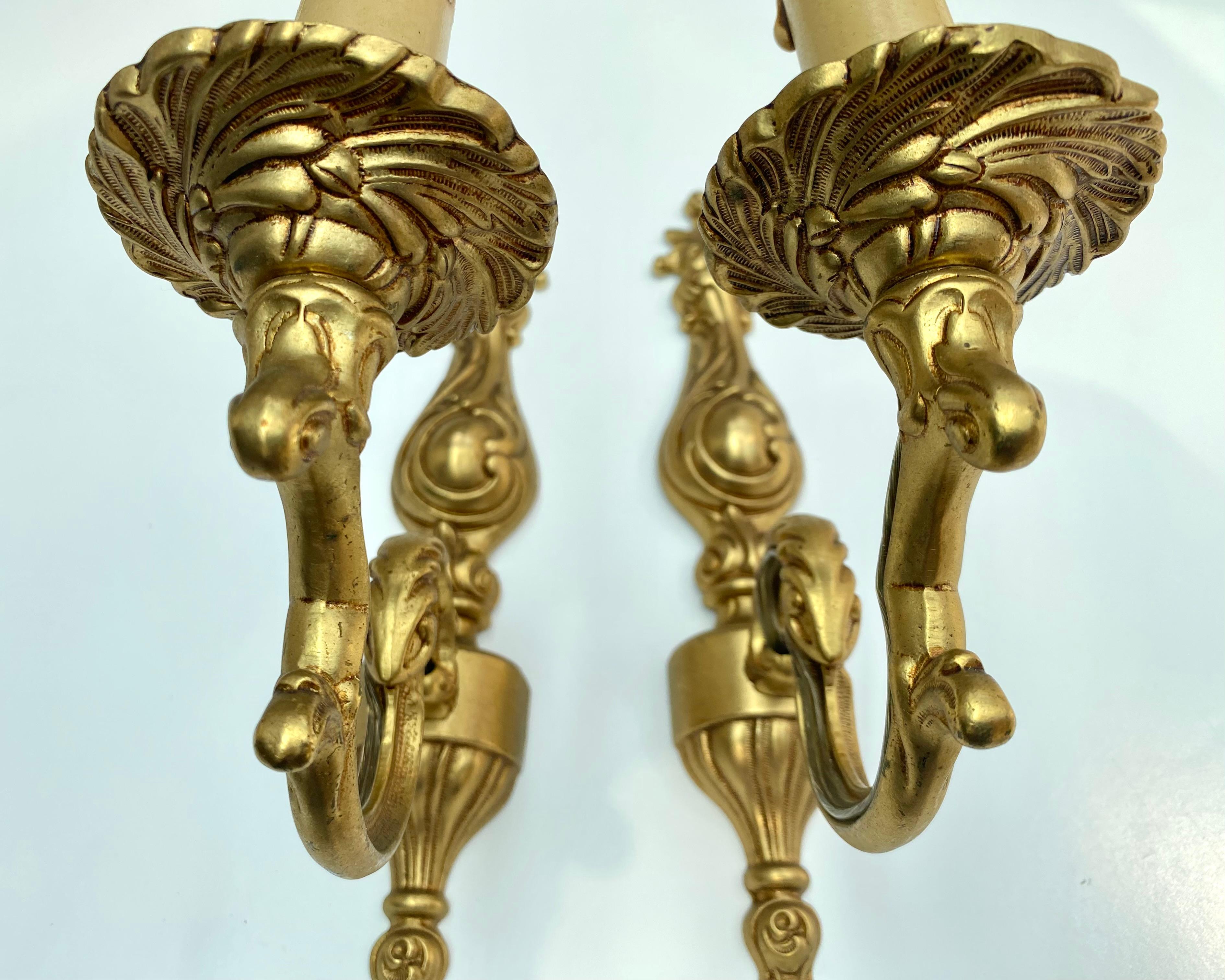 Coppia di applique francesi vintage, testimonianza dell'artigianato di metà secolo.

Risalenti agli anni '60, queste applique emanano un'eleganza e una raffinatezza senza tempo.

Realizzati meticolosamente in bronzo, presentano dettagli squisiti e