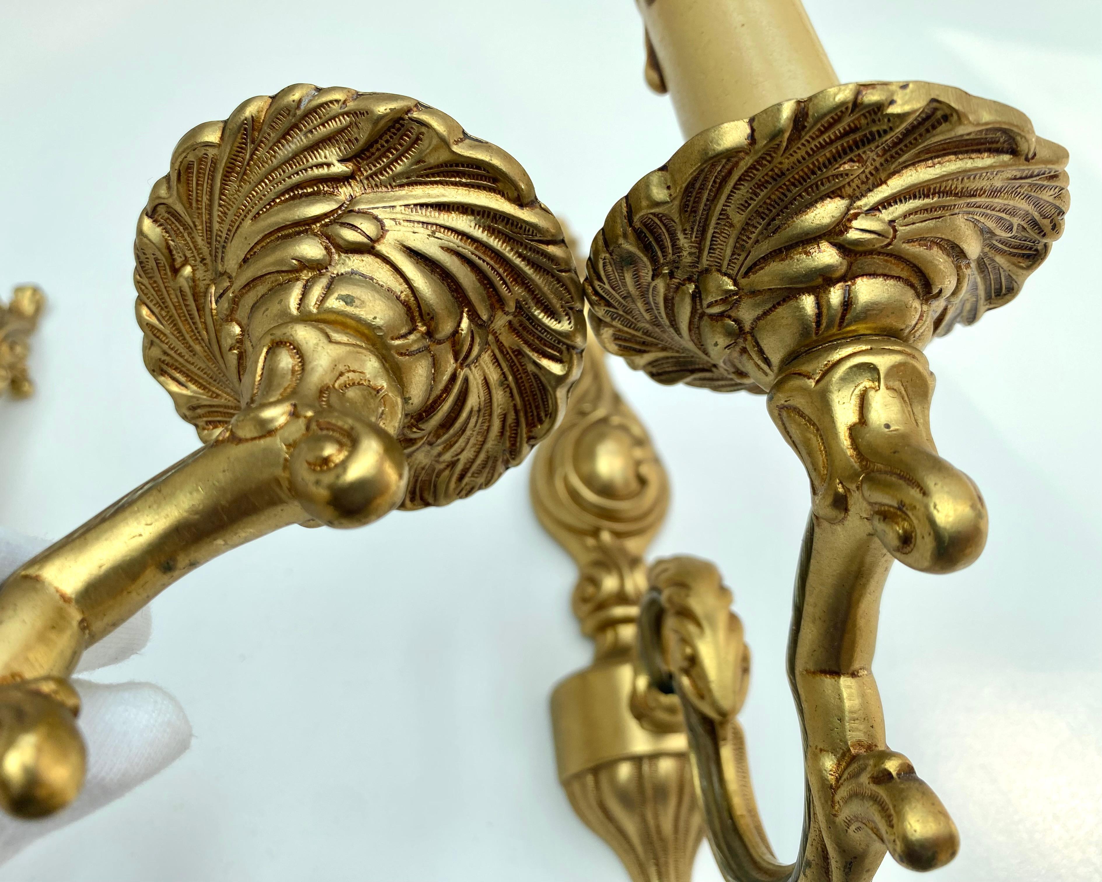 Francese Applique d'epoca Coppia di lampade da parete in bronzo di metà secolo, Francia, anni '60 in vendita