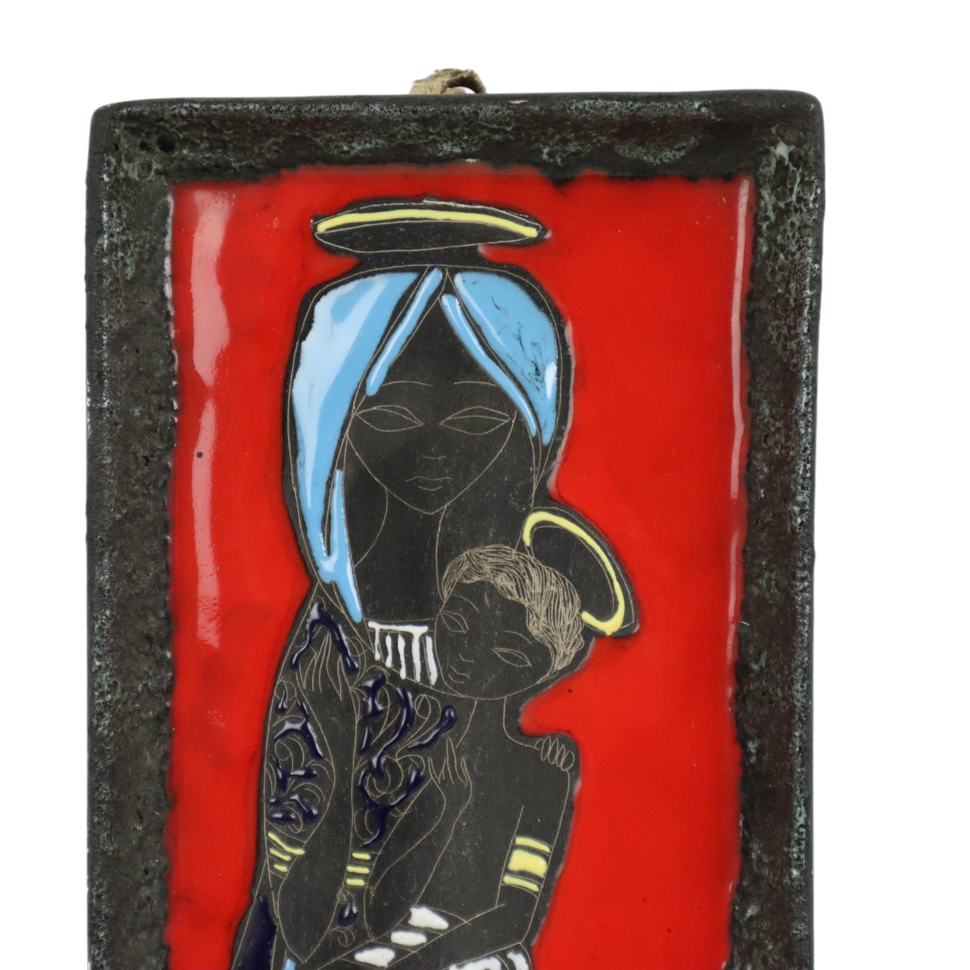 Schöne Vintage-Wandskulptur aus den 50er Jahren, rot, blau und schwarz glasierte Keramik, San Marino Keramik, markiert Made in Italy.

Cooles Vintage-Objekt zur Verwendung als Schale oder Wanddekoration.

In sehr gutem Vintage-Zustand, keine Risse,