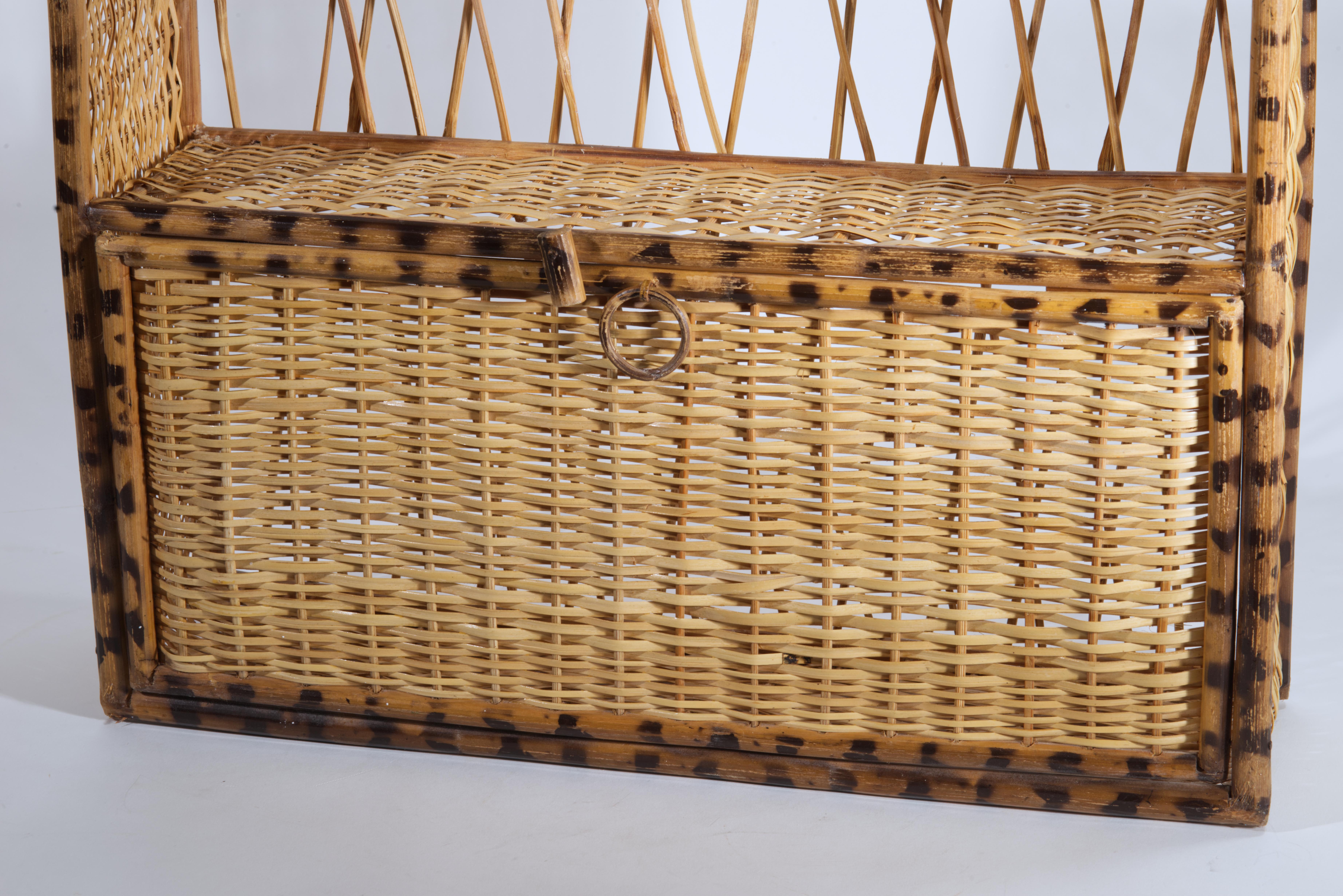 Étagère murale vintage en bambou et rotin écaille de tortue avec porte abaissée en vente 4