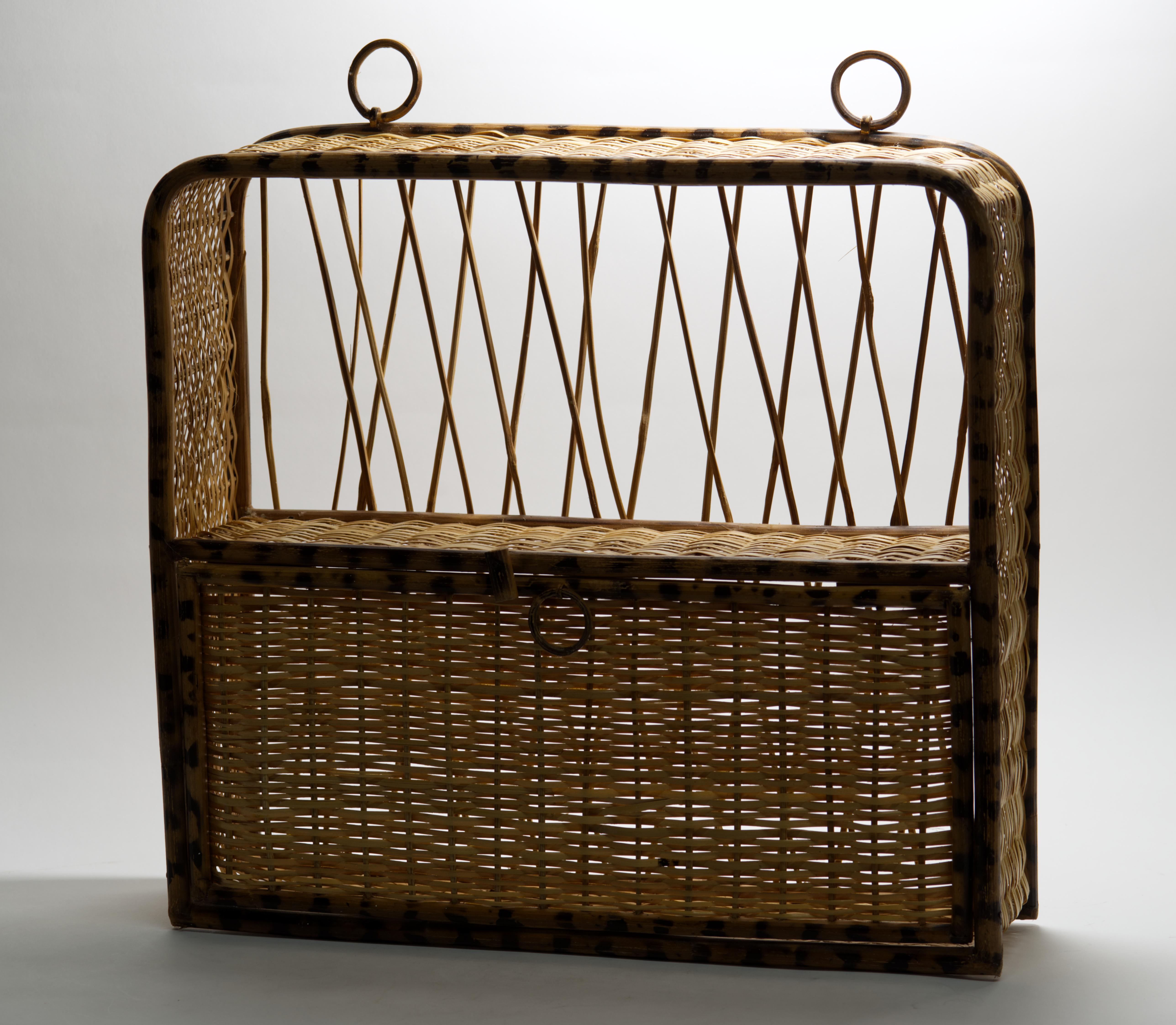 Étagère murale vintage en bambou et rotin écaille de tortue avec porte abaissée en vente 5
