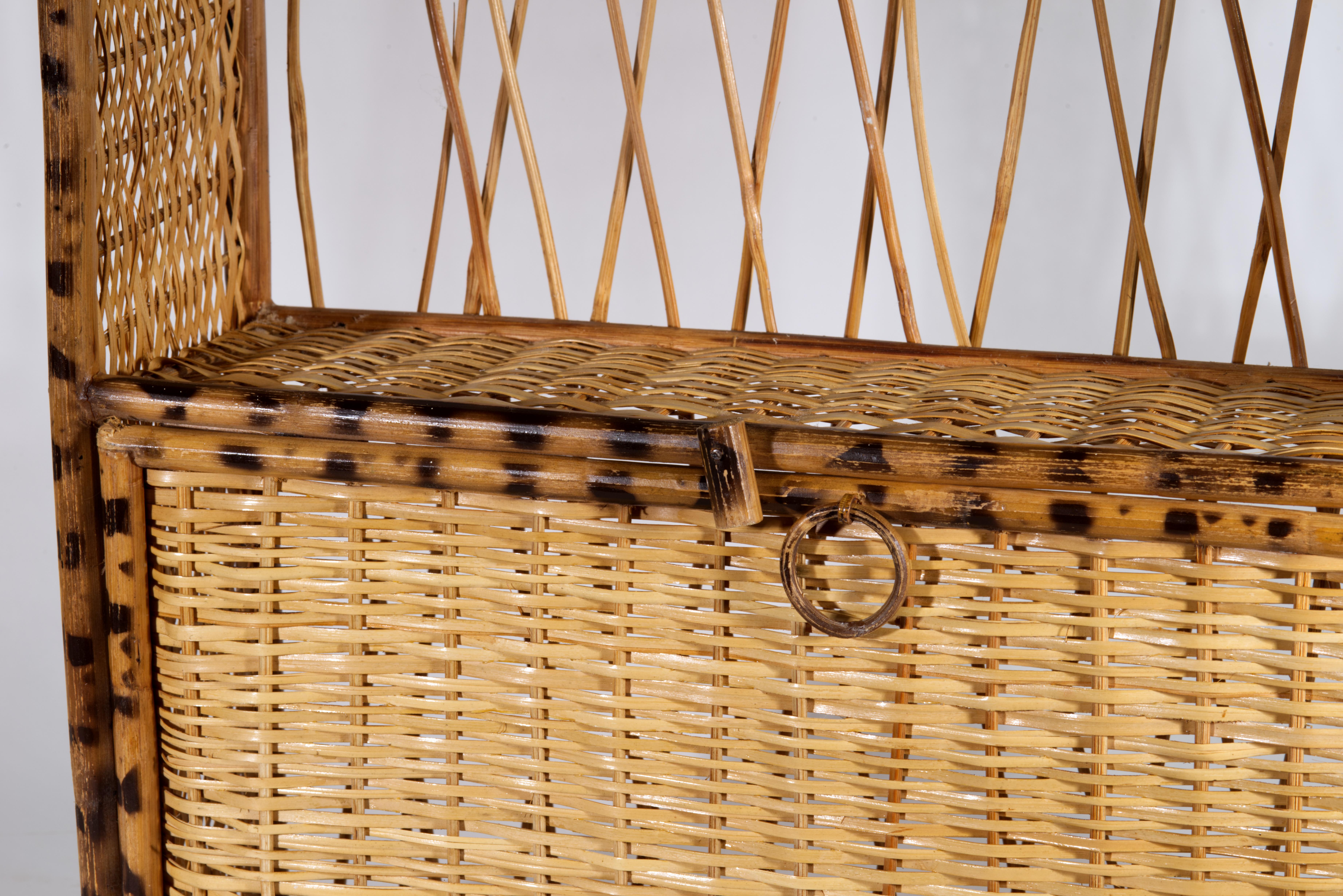 Country Étagère murale vintage en bambou et rotin écaille de tortue avec porte abaissée en vente