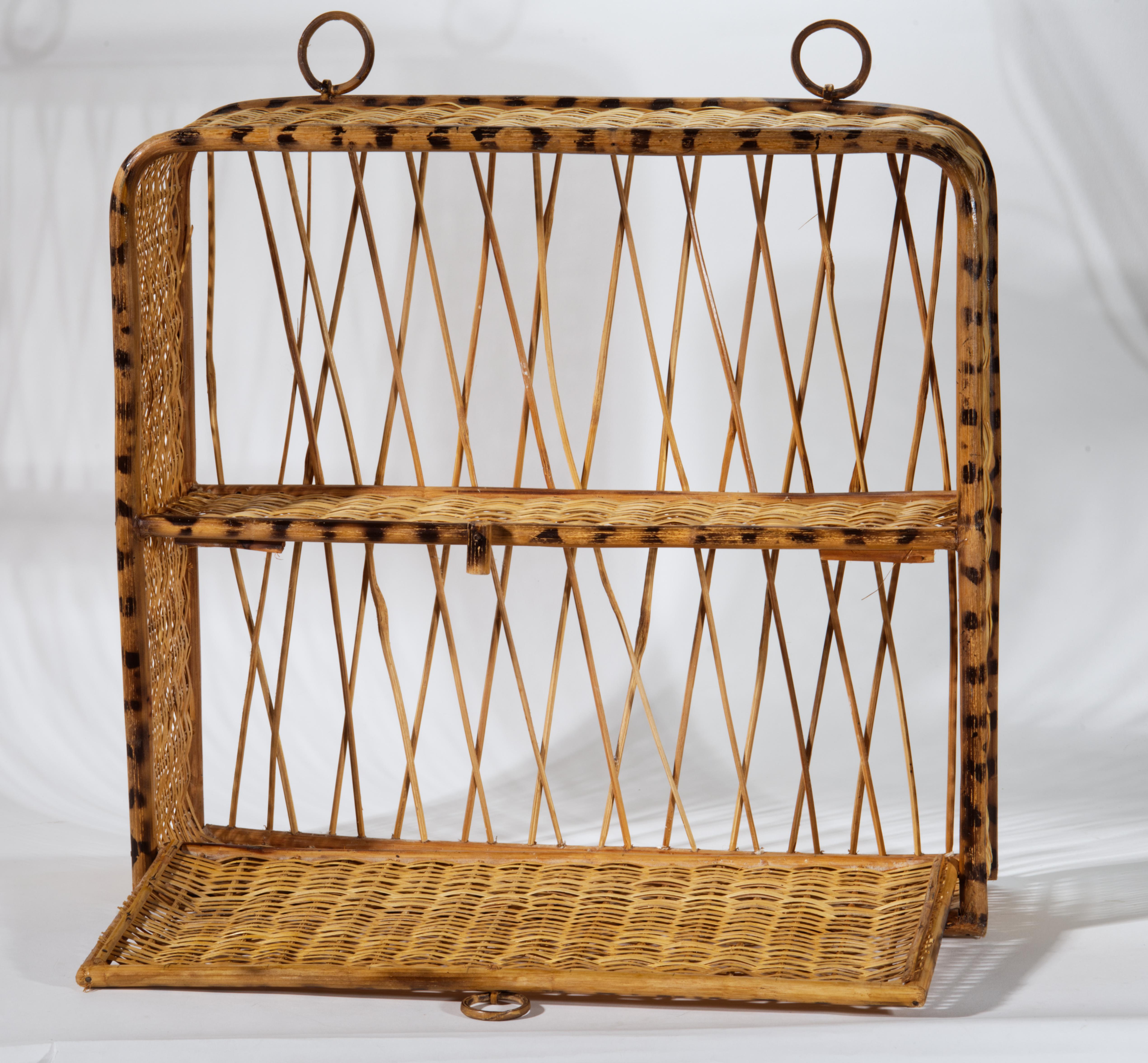 Tissé à la main Étagère murale vintage en bambou et rotin écaille de tortue avec porte abaissée en vente