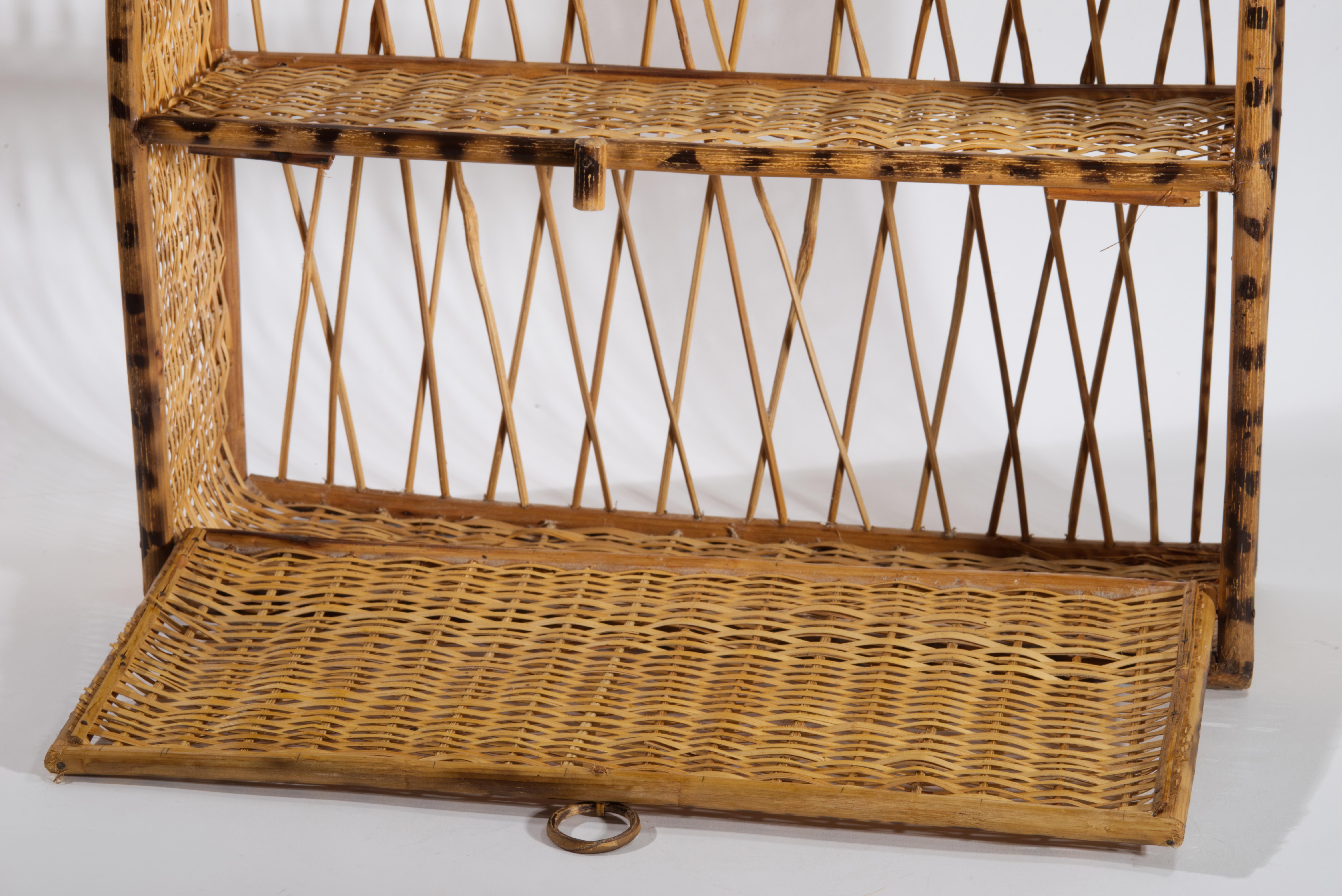 Étagère murale vintage en bambou et rotin écaille de tortue avec porte abaissée Bon état - En vente à Clifton Springs, NY