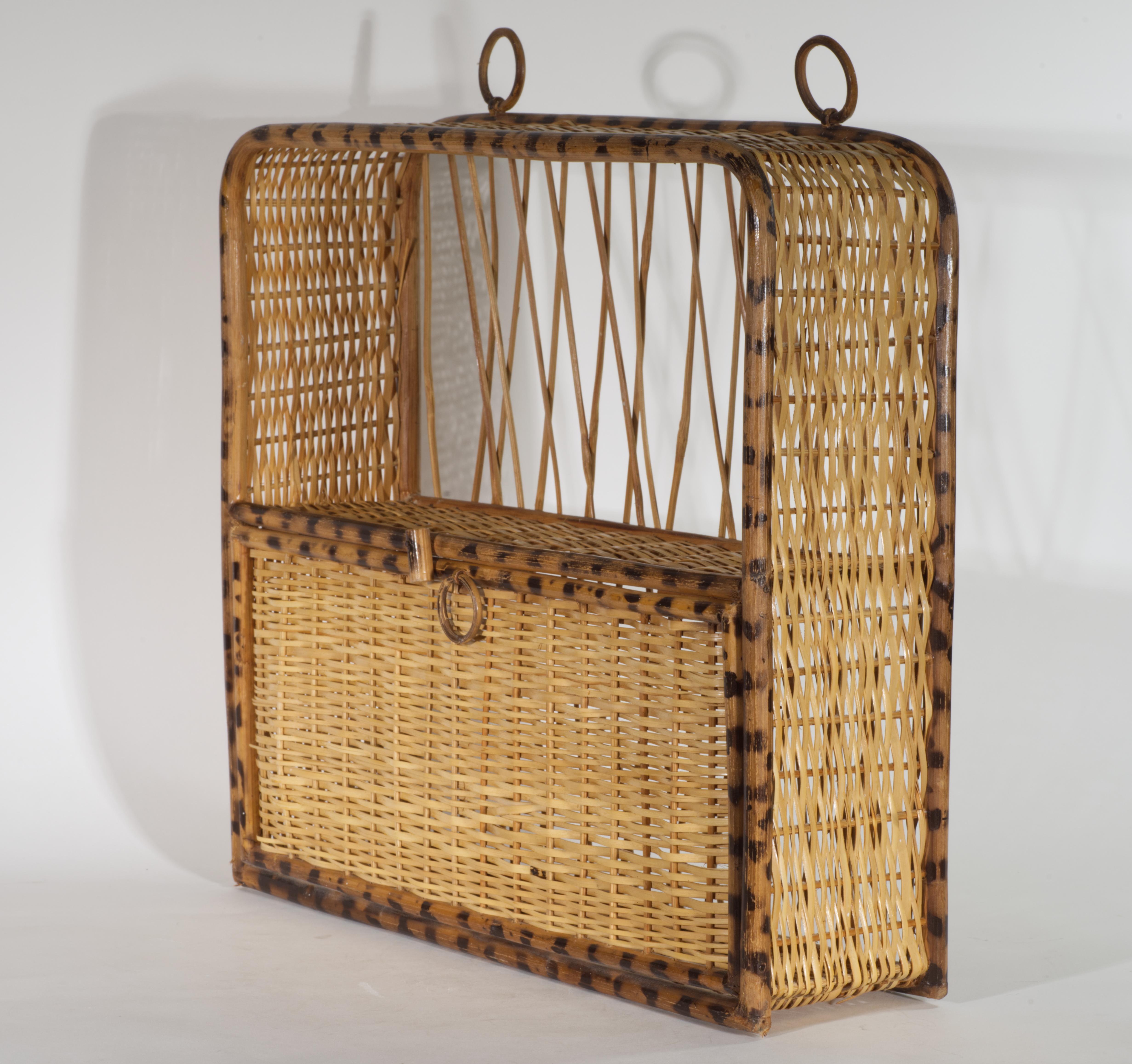 20ième siècle Étagère murale vintage en bambou et rotin écaille de tortue avec porte abaissée en vente
