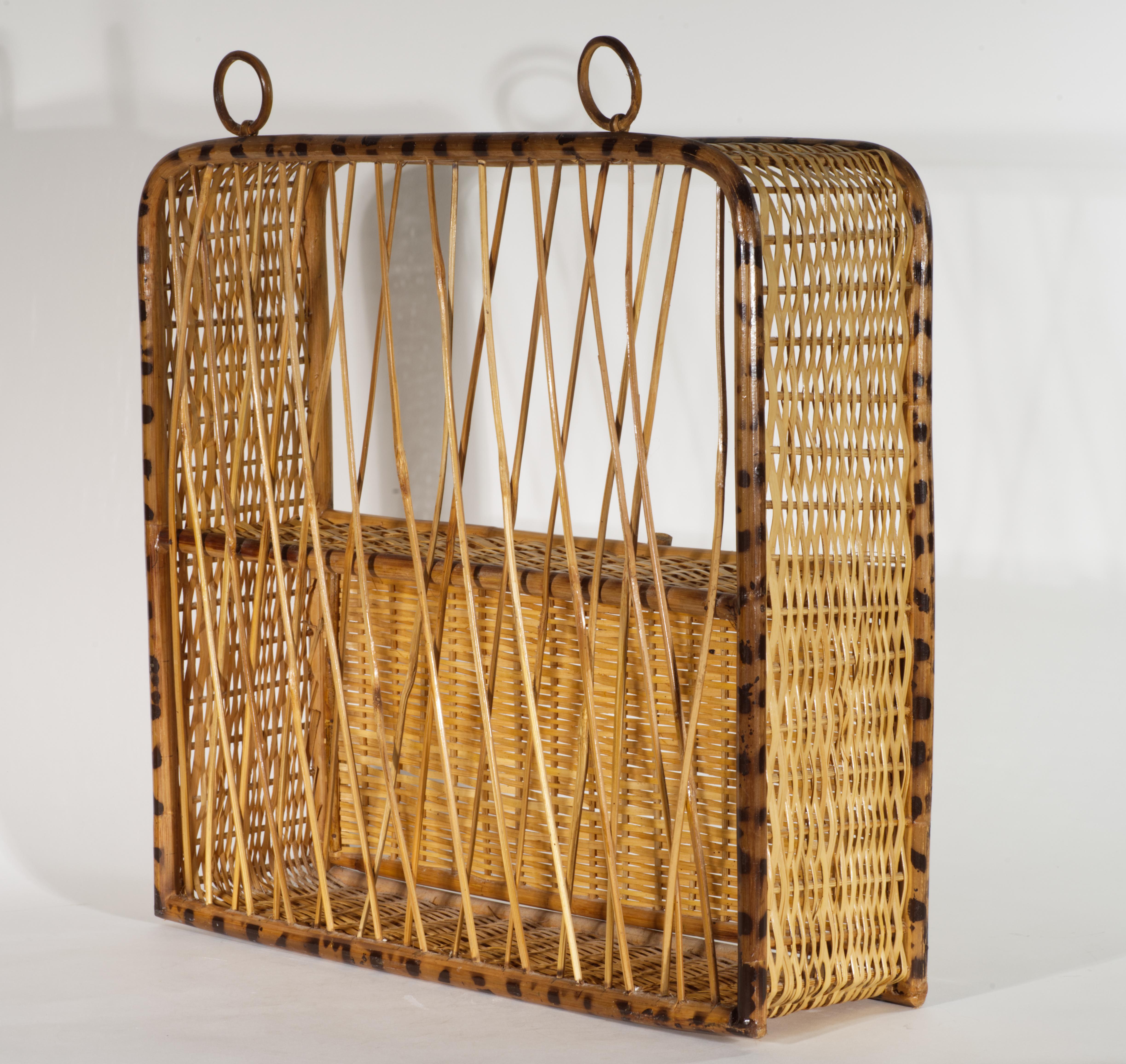 Étagère murale vintage en bambou et rotin écaille de tortue avec porte abaissée en vente 1