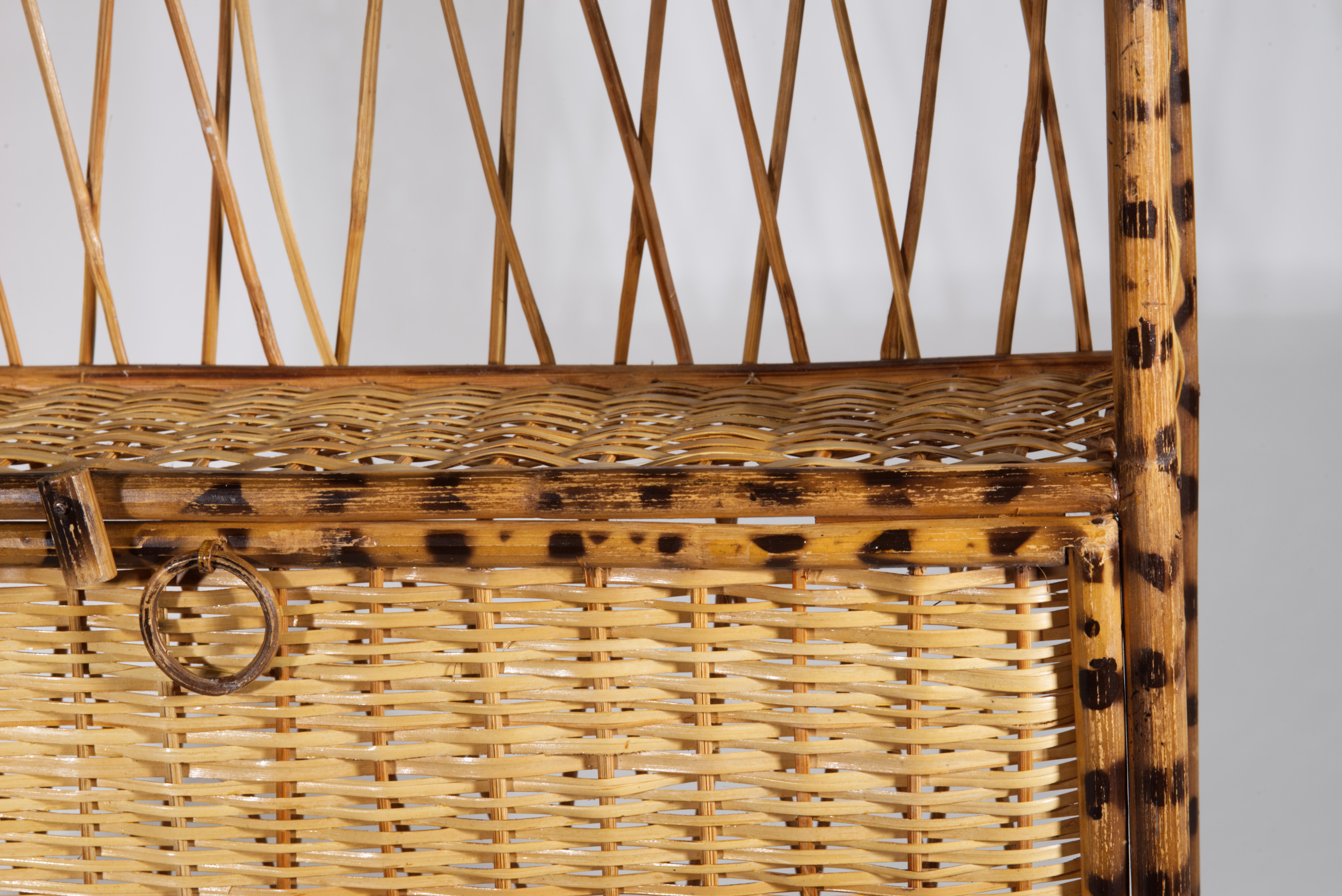 Étagère murale vintage en bambou et rotin écaille de tortue avec porte abaissée en vente 2