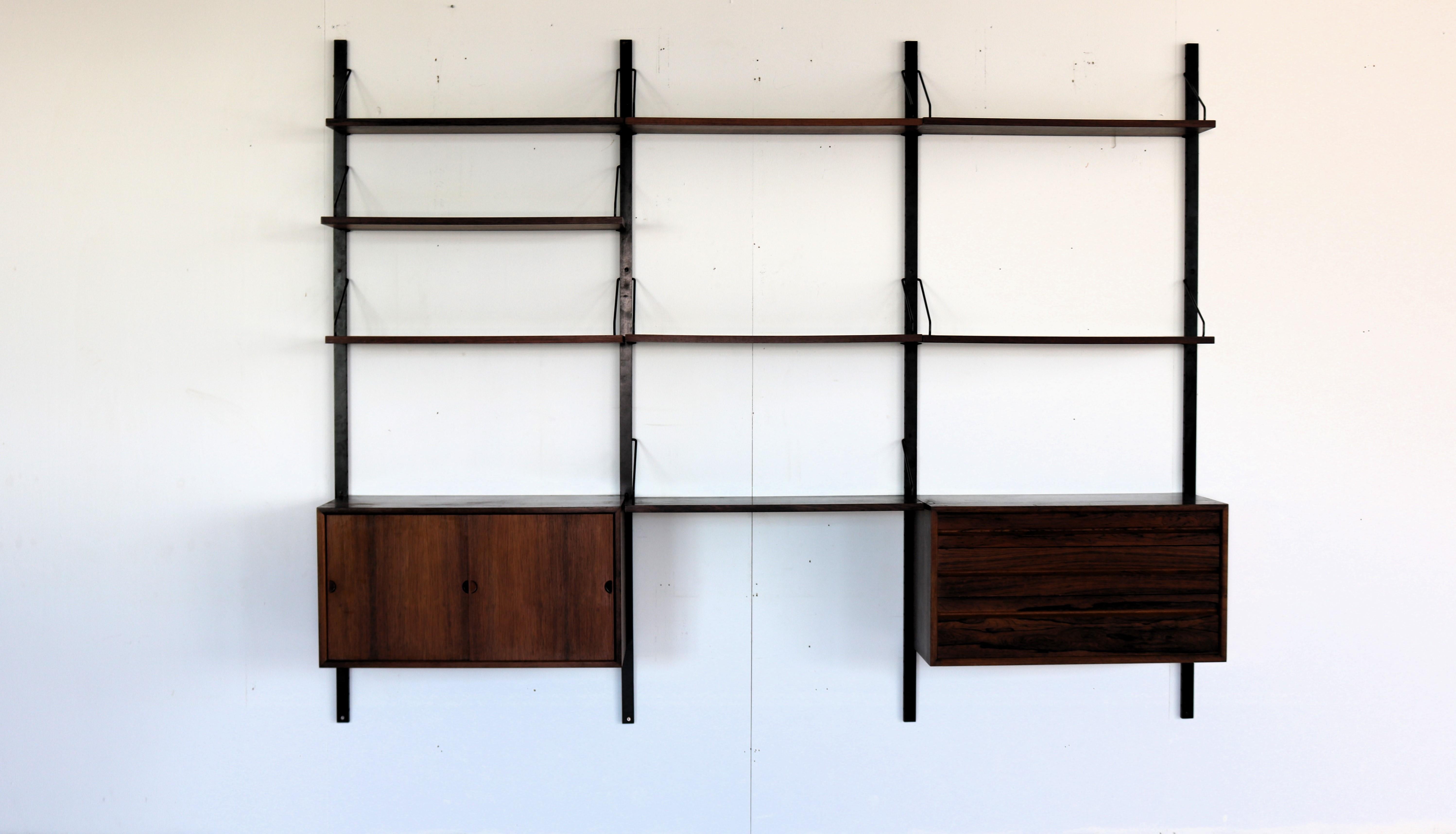 vintage wall system wall unit 60s cadovius

period 60s
designs Paul Cadovius Denmark
conditions good light signs of use

Size 192 x 244 x 38 (hxwxd)

details rosewood; metal ; modular;

article number 2039.