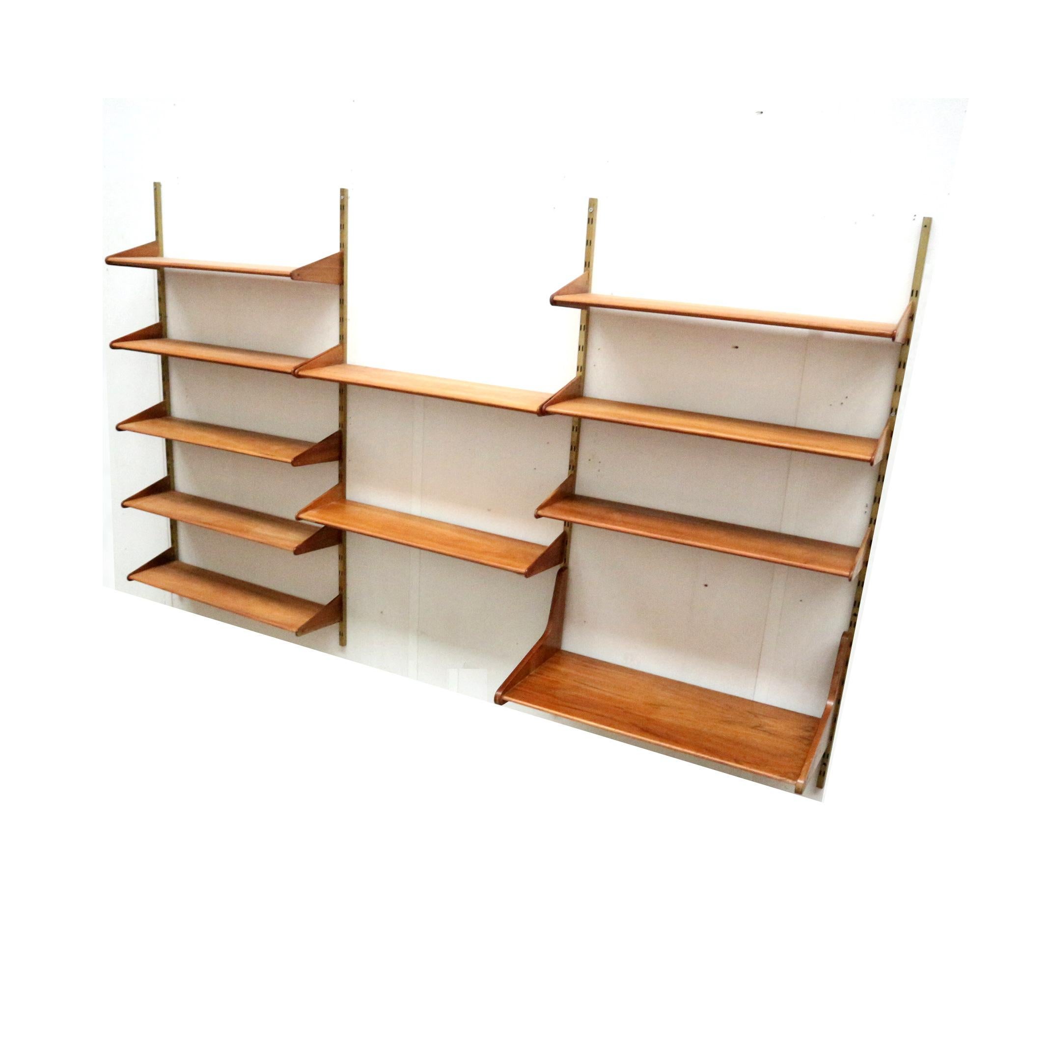 Mobile da parete vintage / scaffale di Kai Kristiansen realizzato negli anni '50.

Dimensioni:
Larghezza: 266,2 cm
Altezza: 161,5 cm
Profondità ripiano scrivania: 41,5 cm
Larghezza ripiano scrivania: 89,5 cm
Profondità ripiani: 24,2 cm

Il sistema