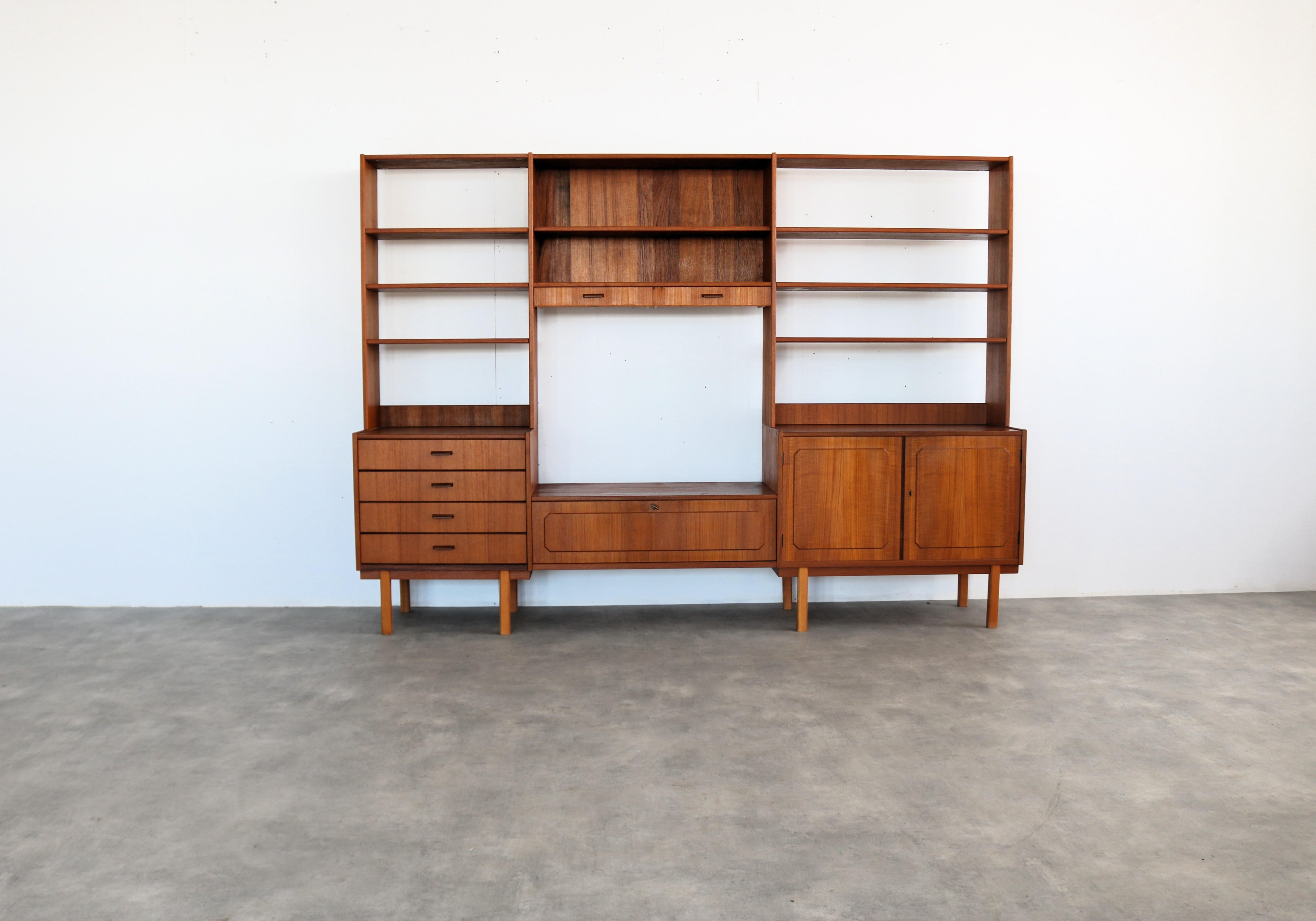 vintage wall unit  wall cabinet  1960s  Swedish

period  1960s
design  unknown  Sweden
condition  good  minor signs of use
size  172 x 239 x 45 (hxbxd)

details  teak; modular;

article number  2847