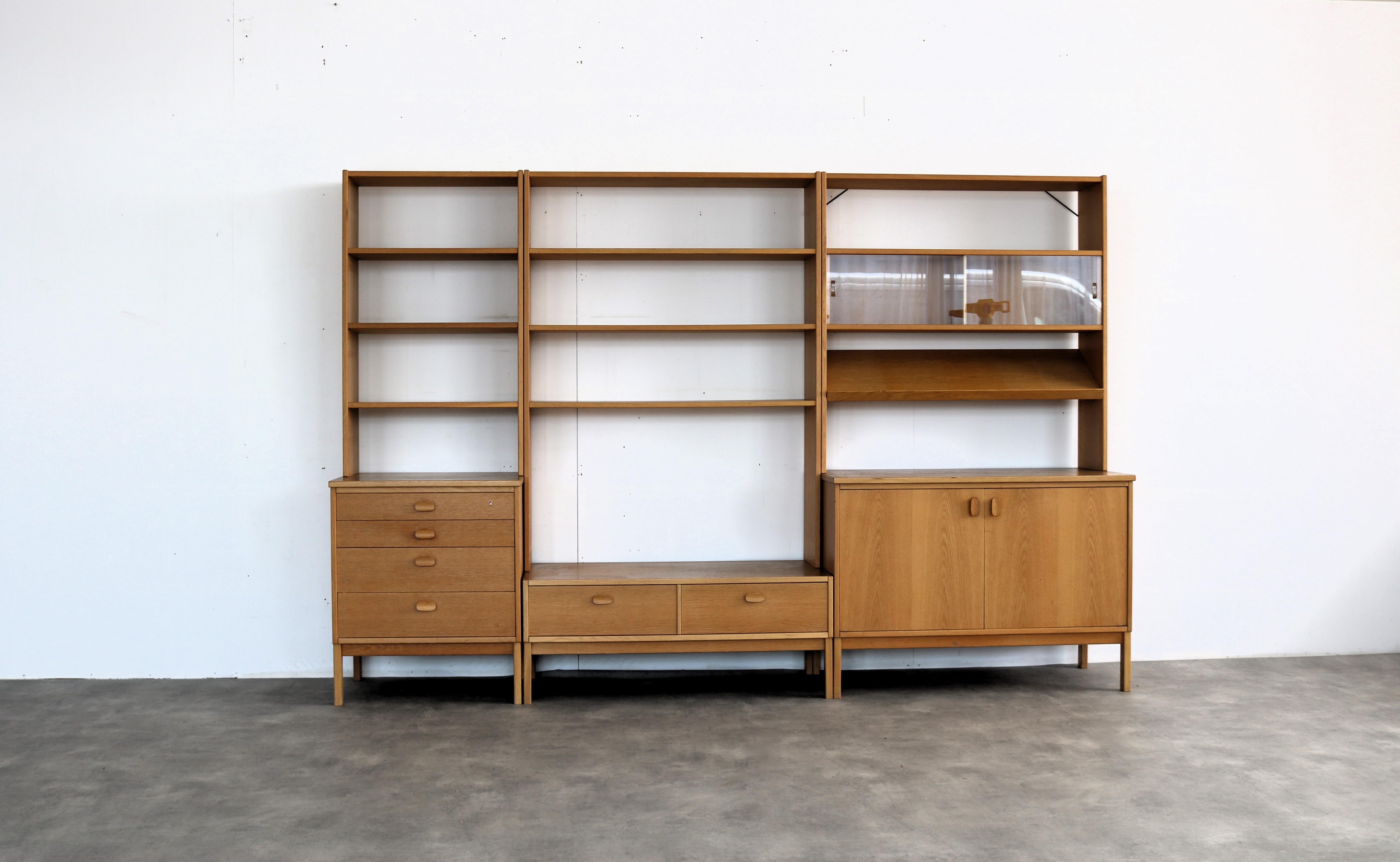 vintage wall unit  wall cupboard  60s  Ulferts

period  60's
design  Ulferts  Tibro  Sweden
condition  good  light signs of use
size  174 x 262 x 52 (hxwxd)

details  oak; glass; can be arranged modularly; 

article number  2418
