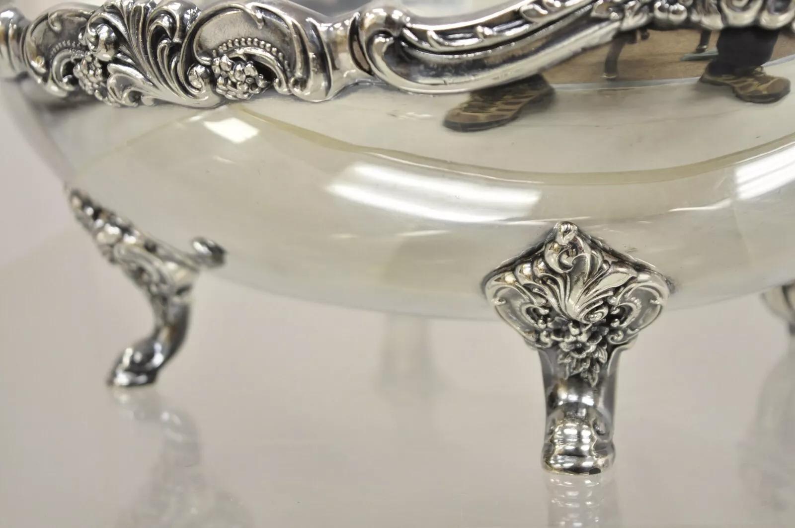 Vintage Wallace 214 Victorian Style Silver Plated Oval Footed Fruit Bowl In Good Condition For Sale In Philadelphia, PA