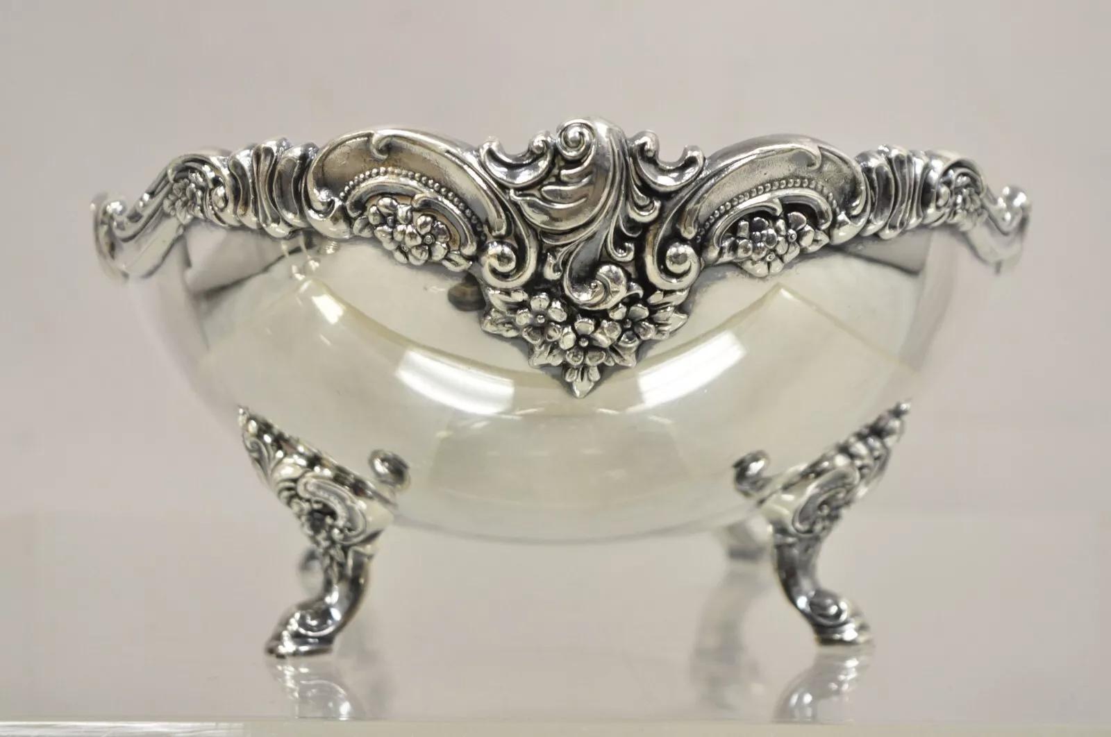20th Century Vintage Wallace 214 Victorian Style Silver Plated Oval Footed Fruit Bowl For Sale