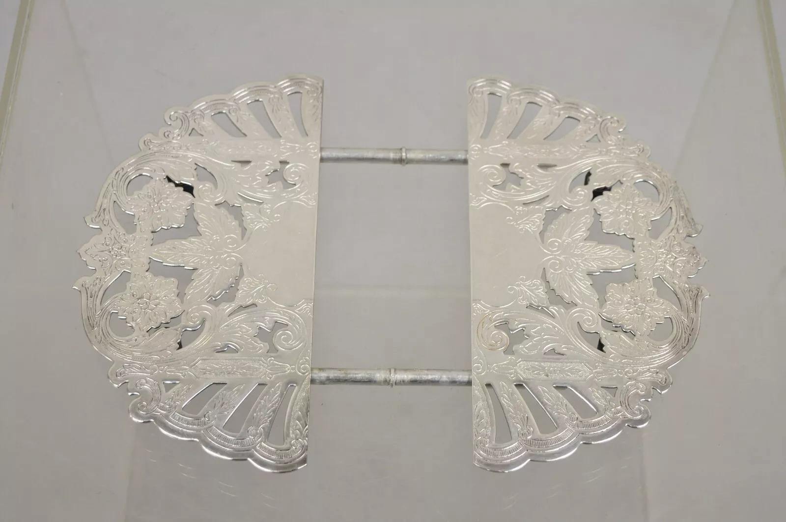 Vintage Wallace 7332 Victorian Style Silver Plated Expanding Pot Trivet In Good Condition For Sale In Philadelphia, PA